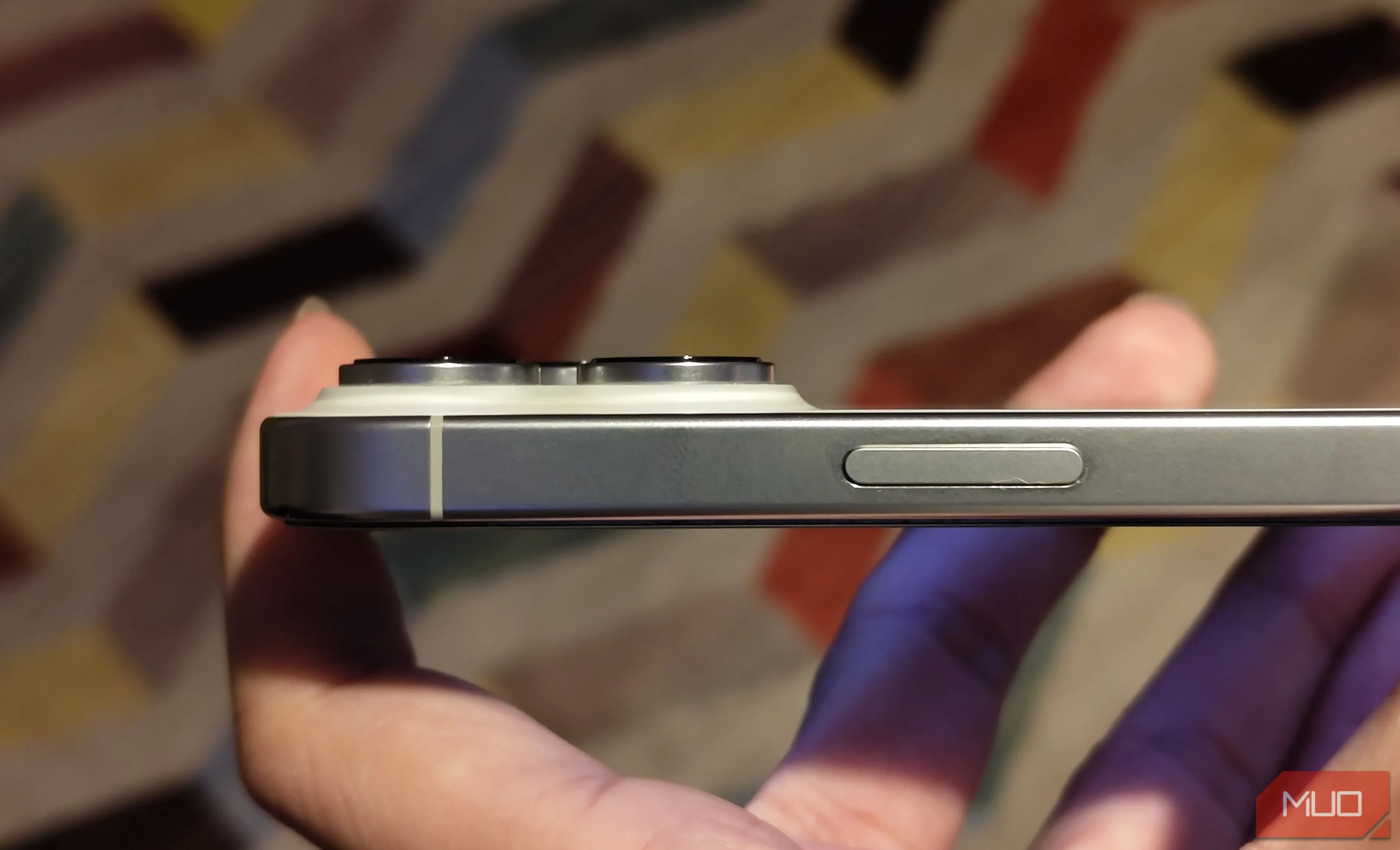 Thiết kế cụm camera lồi của iPhone nhìn từ cạnh bên, dễ bám bẩn