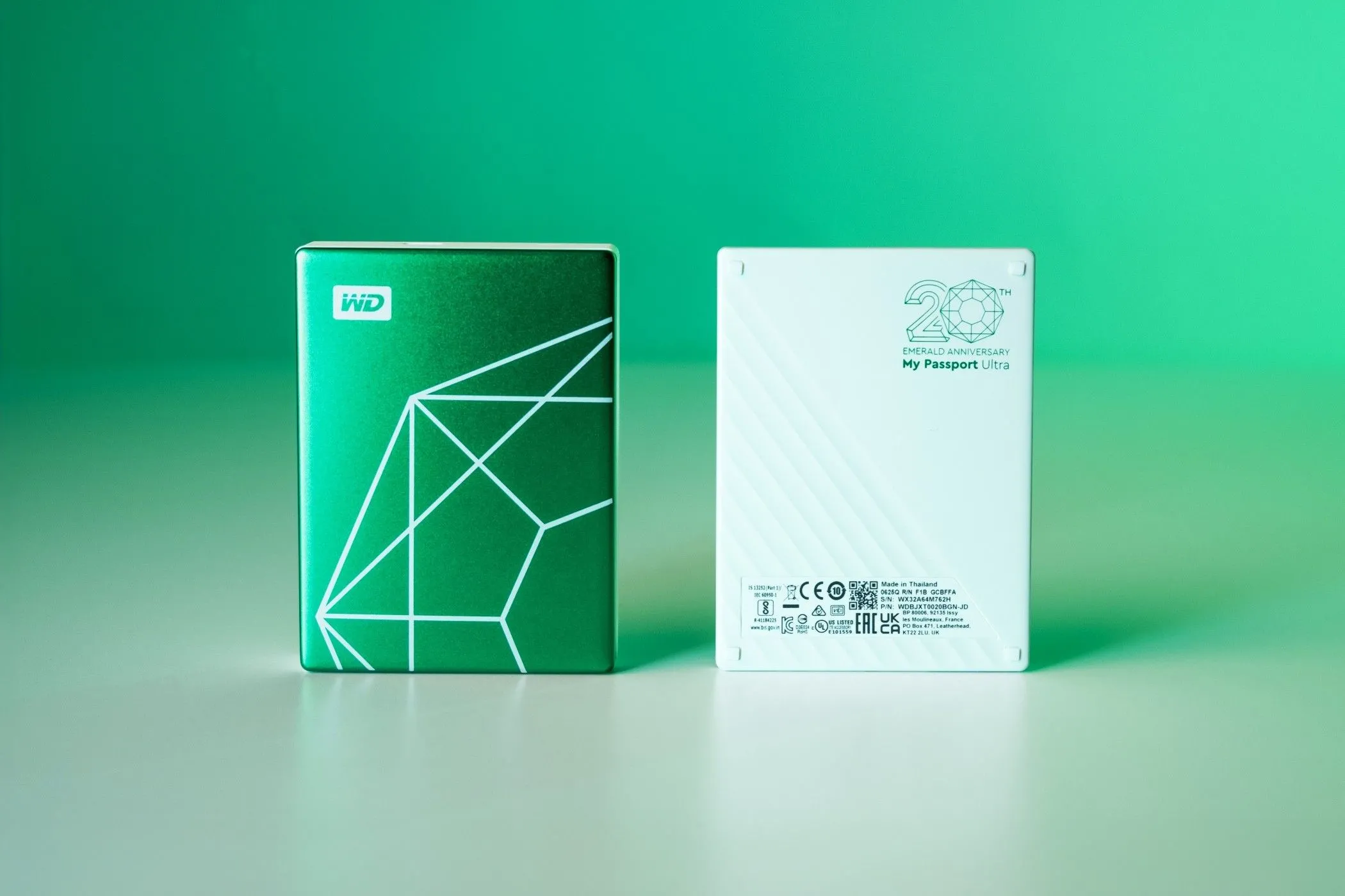 Thiết kế mặt trước và mặt sau của ổ cứng di động WD My Passport Ultra phiên bản kỷ niệm 20 năm Emerald