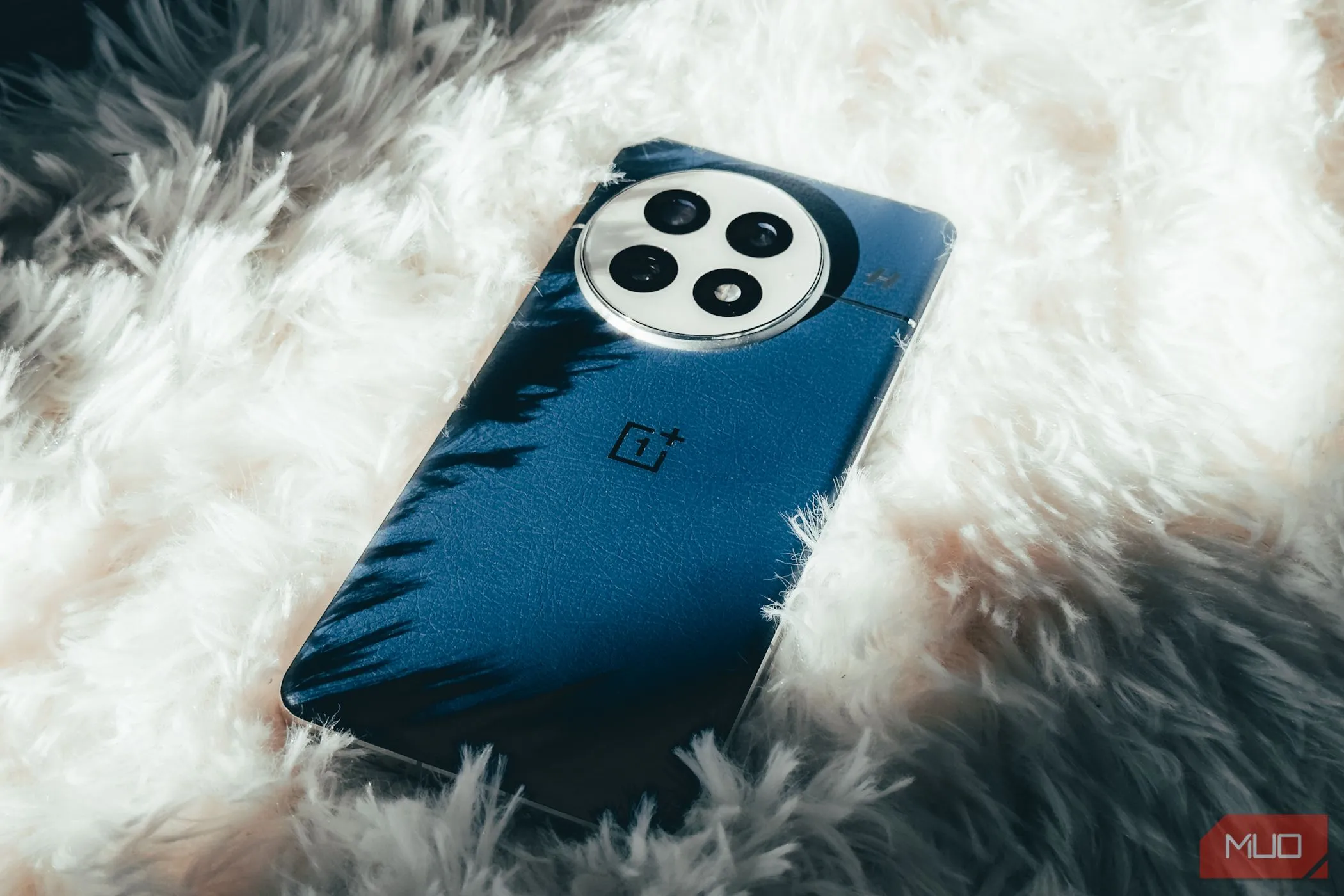Thiết kế OnePlus 13 với lớp hoàn thiện da thuần chay trên bề mặt mềm mại.