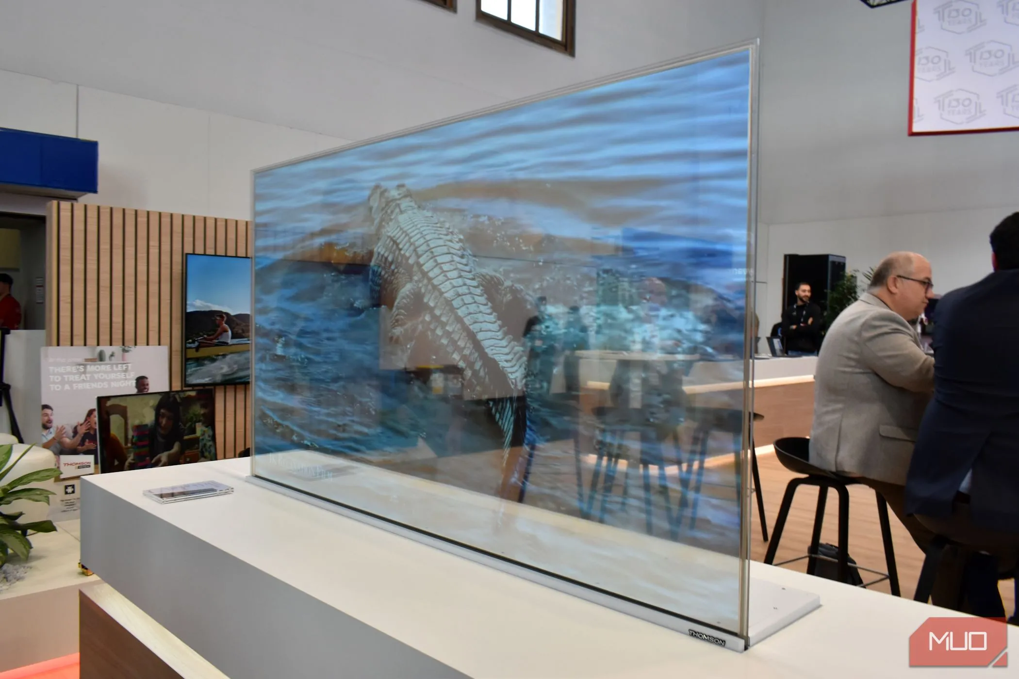 Thiết kế TV OLED trong suốt của Thomson Scenium, minh chứng cho sự linh hoạt và mỏng nhẹ của tấm nền OLED.