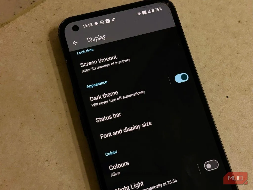 Thiết lập chế độ tối (Dark Mode) trong cài đặt của điện thoại Android, cho thấy tùy chọn bật nền đen