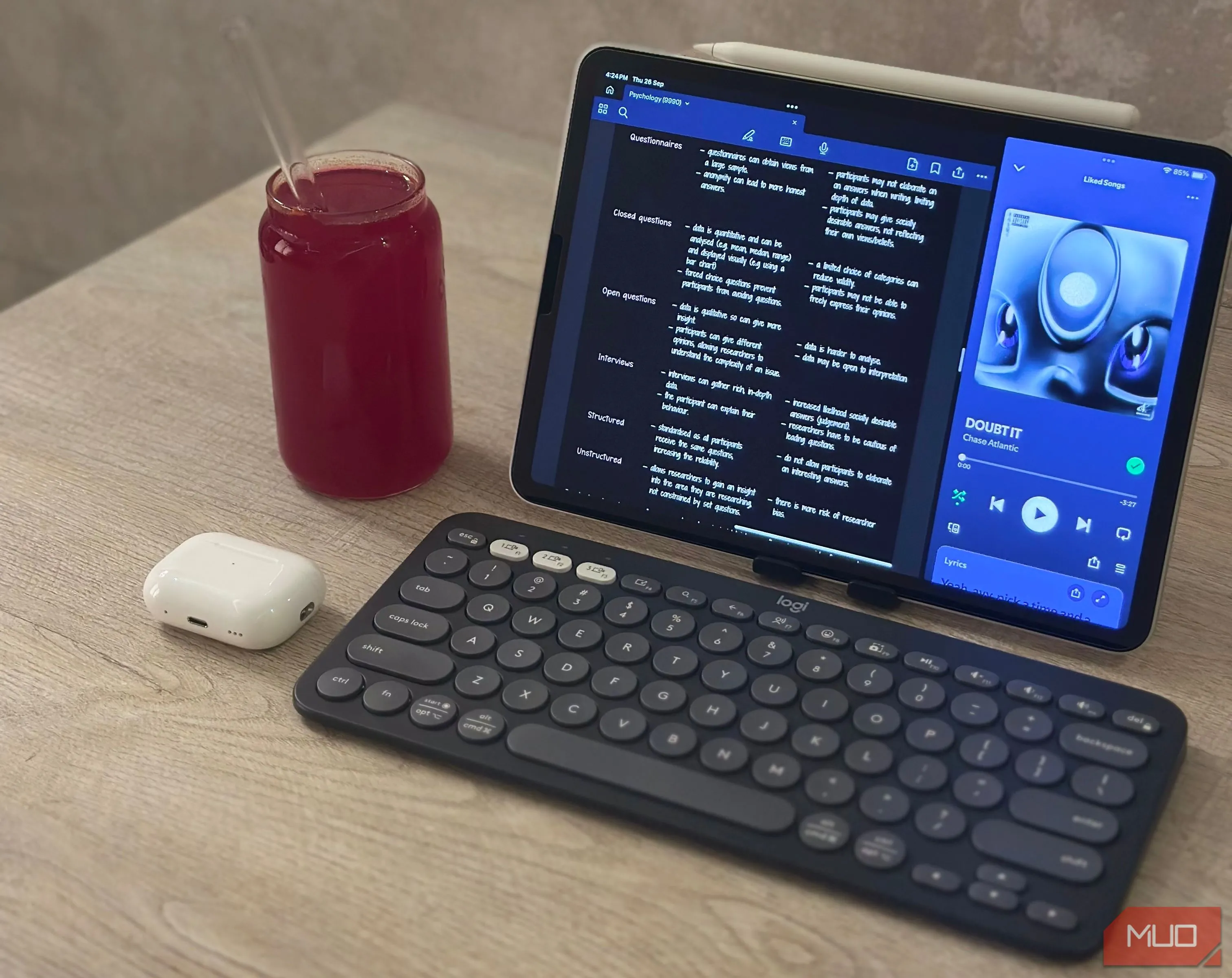 Thiết lập làm việc với iPad Air M1, bàn phím Logitech Pebble Keys 2 và chuột không dây ESR MagMouse trên bàn