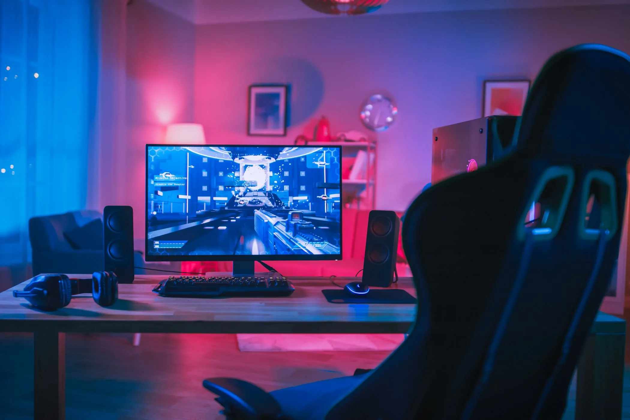 Thiết lập phòng gaming ấm cúng với máy tính, tượng trưng cho trải nghiệm chơi game không gián đoạn qua Ethernet.