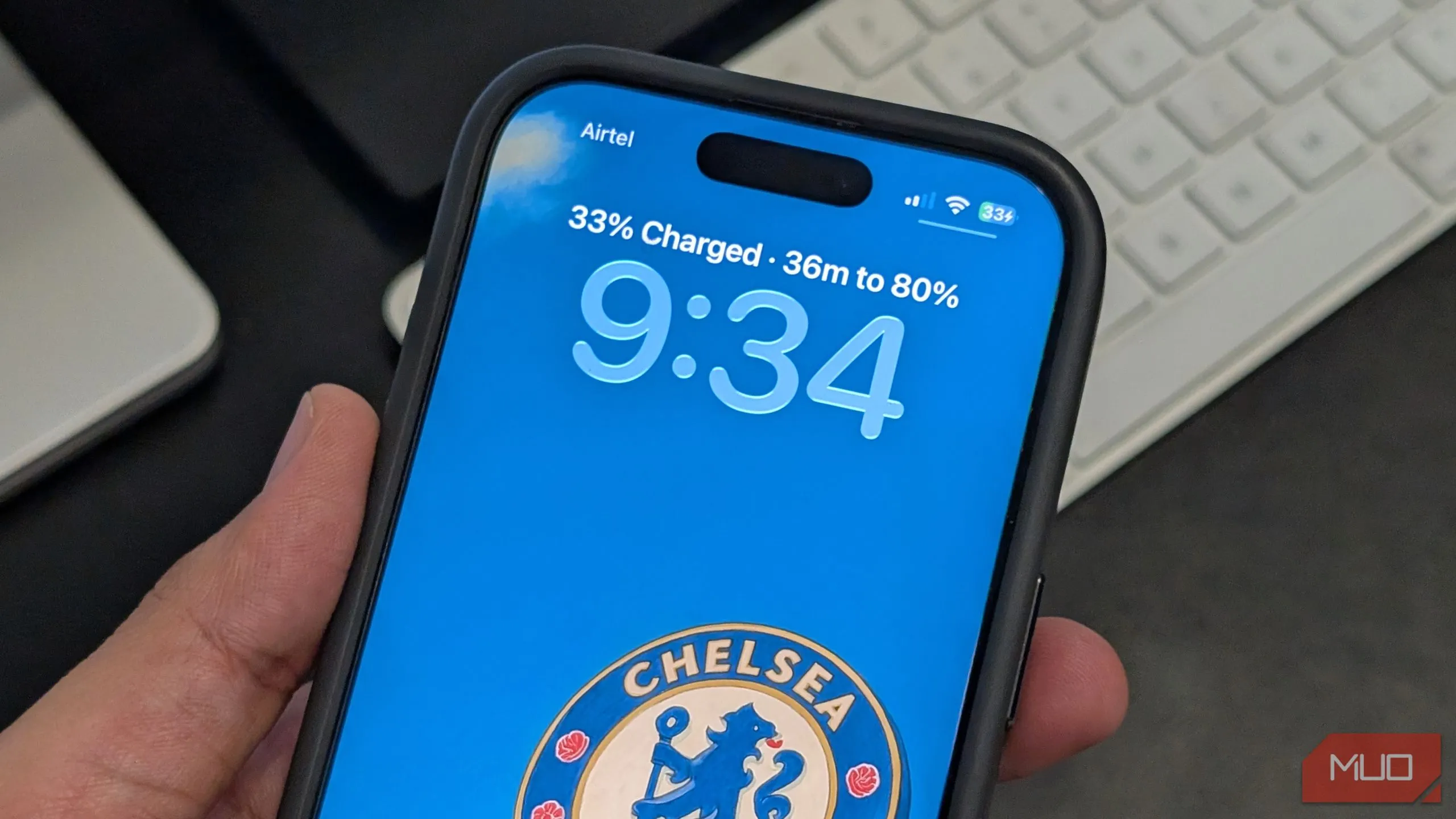 Thời gian còn lại để sạc pin iPhone đến 80% hiển thị trên màn hình khóa iOS 26