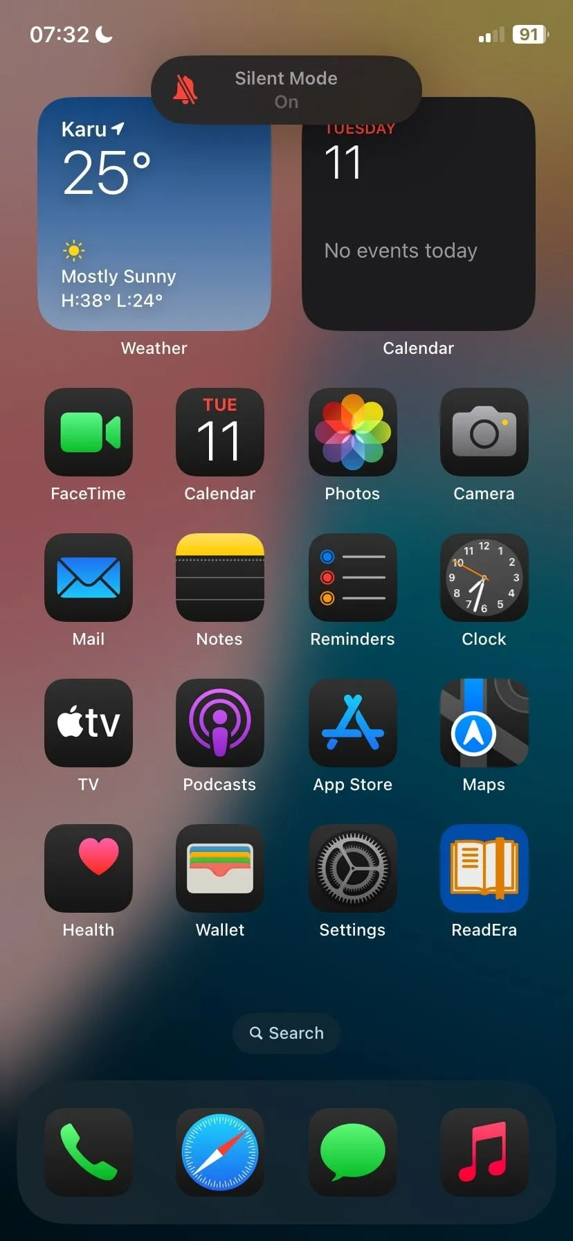 Thông báo iPhone hiển thị chế độ im lặng đã bật, biểu tượng chuông gạch chéo