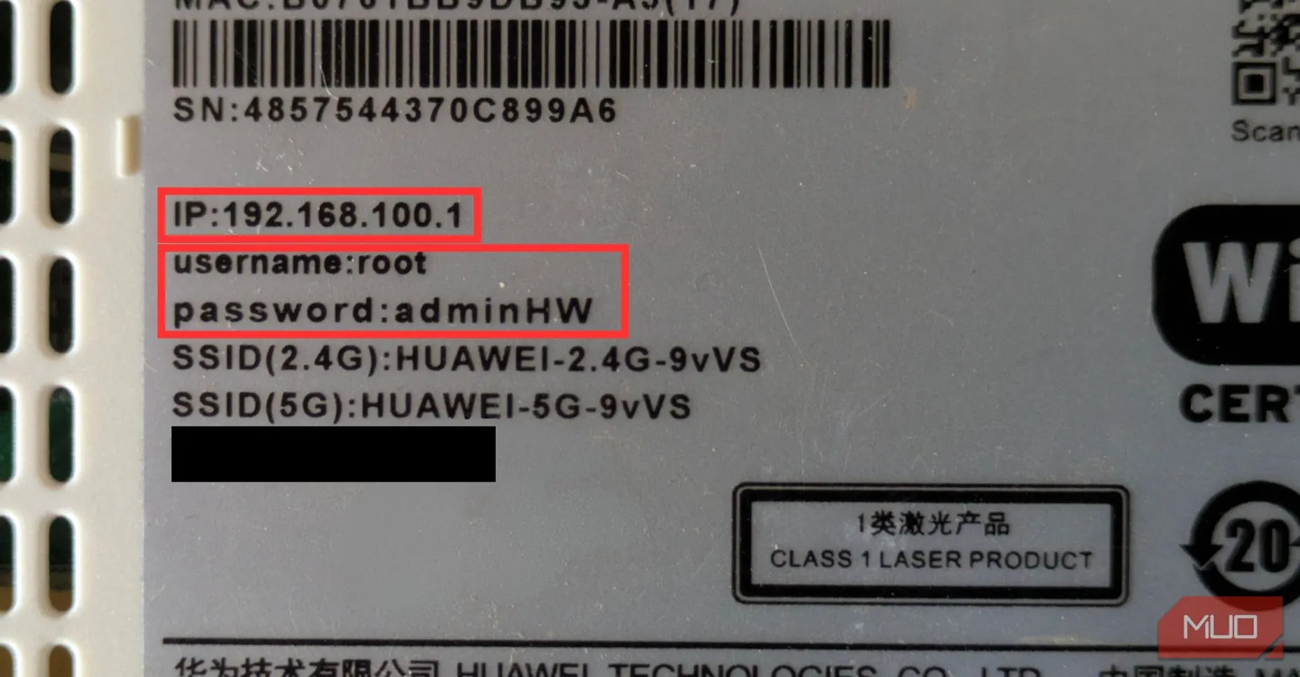Thông tin đăng nhập router thường được dán trên tem ở mặt sau thiết bị