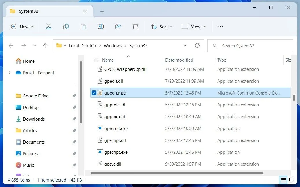 Tìm và mở gpedit.msc trong thư mục System32