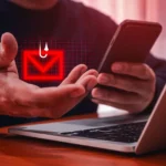 Tin nhắn smishing hiển thị trên điện thoại gần máy tính, minh họa việc tin nhắn SMS bị chặn và tấn công lừa đảo