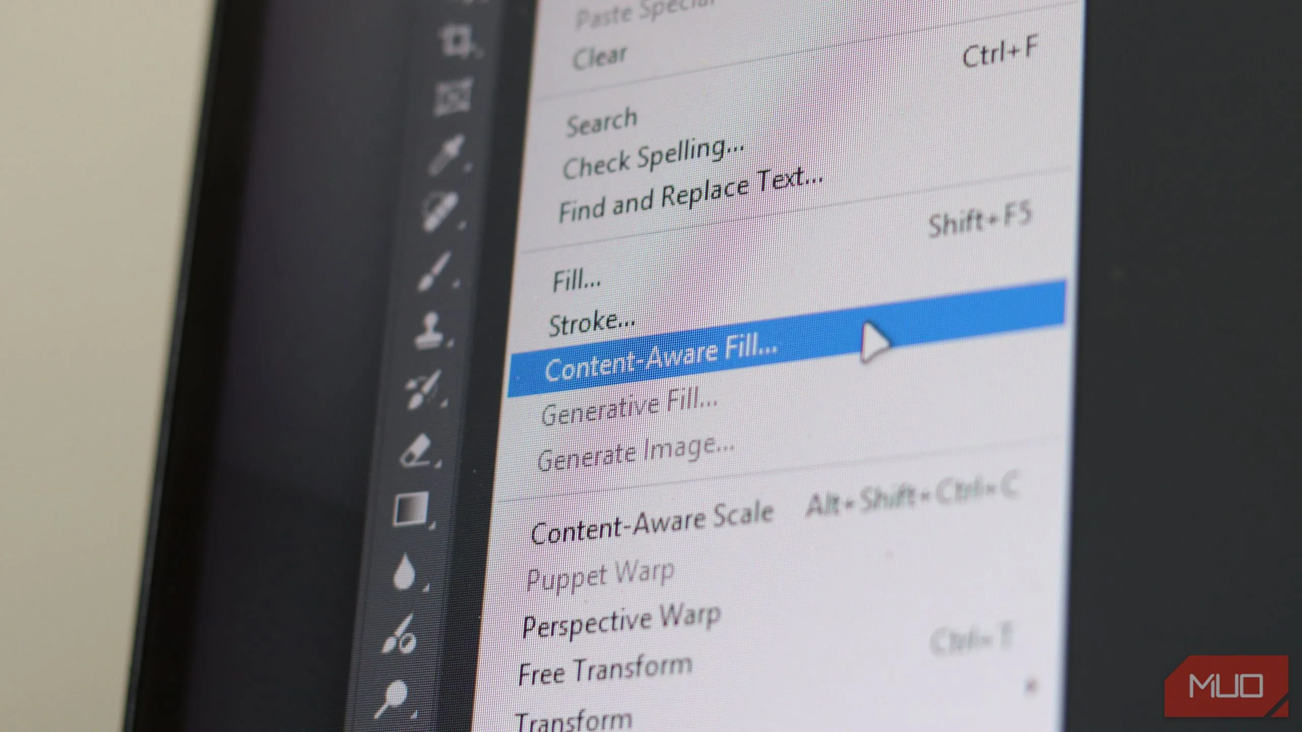 Tính năng Content-Aware Fill trong Photoshop loại bỏ vật thể khỏi ảnh một cách tự động