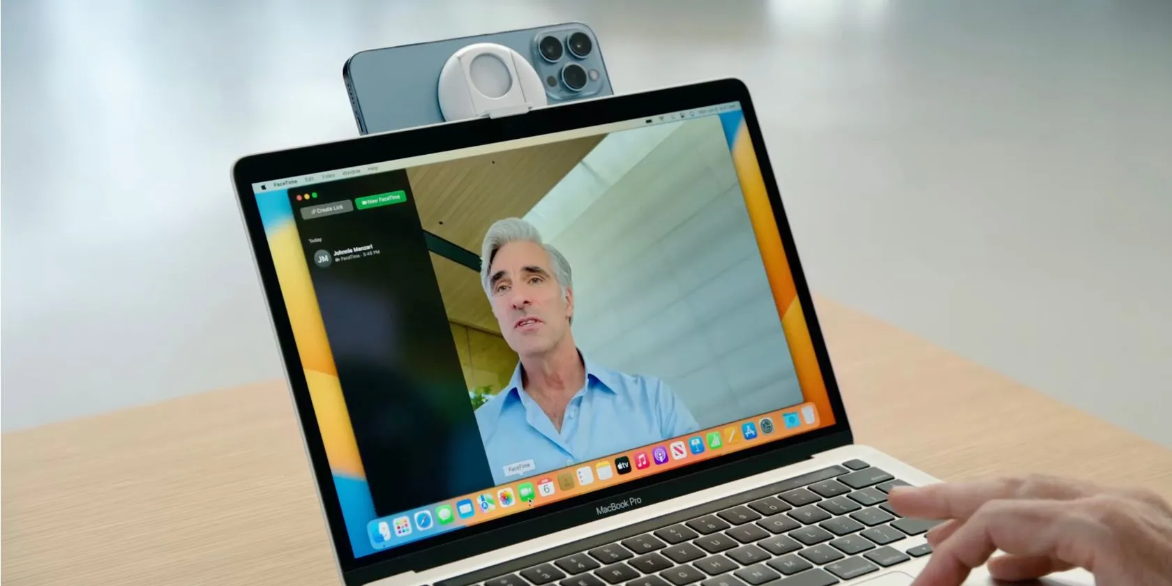 Tính năng Continuity Camera cho phép MacBook sử dụng iPhone làm webcam chất lượng cao, minh họa sự tích hợp liền mạch giữa các thiết bị Apple