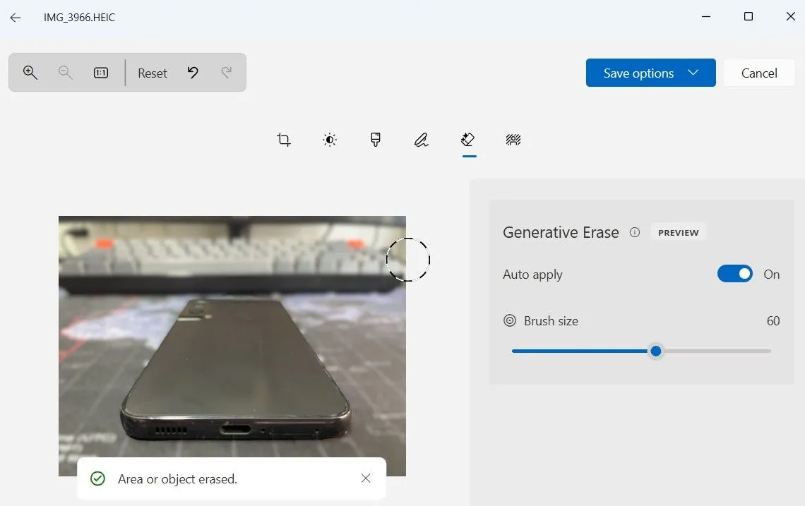 Tính năng Generative Erase giúp xóa đối tượng không mong muốn trong ứng dụng Photos trên Windows 11