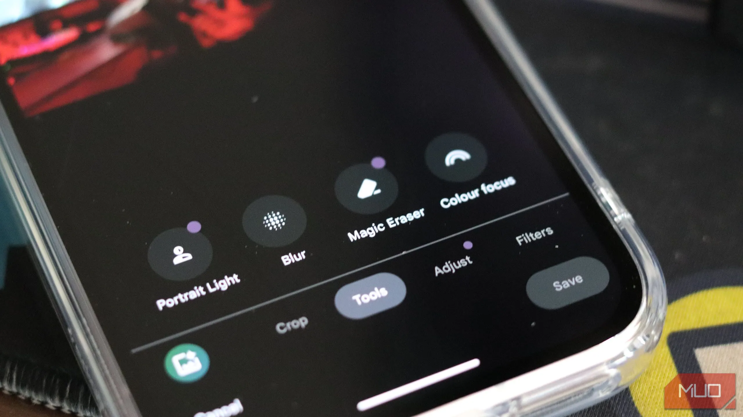 Tính năng Magic Eraser của Google Photos hoạt động trên điện thoại Pixel 9a, giúp xóa vật thể không mong muốn khỏi ảnh