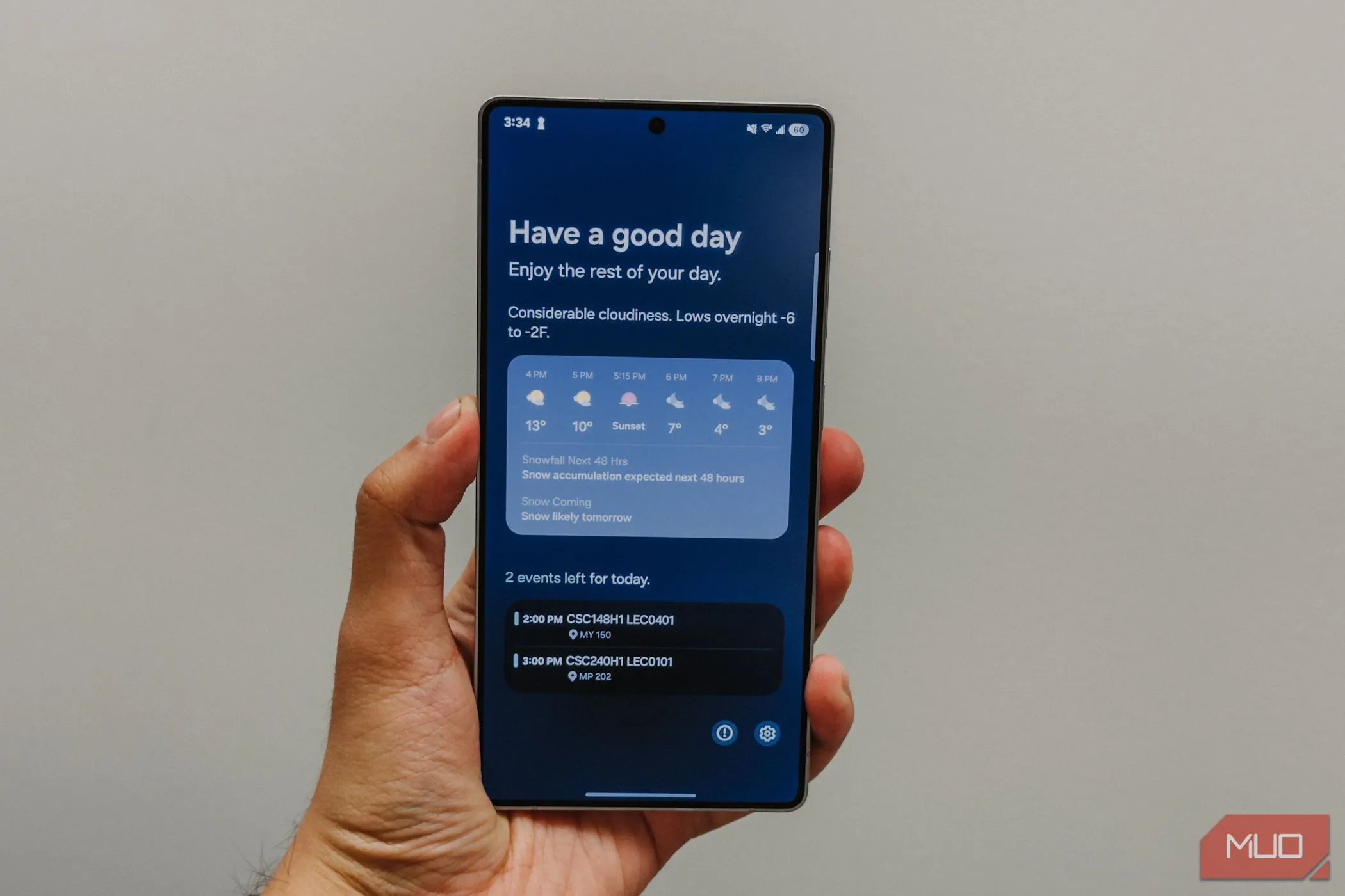 Tính năng Now Briefing hiển thị trên màn hình Samsung Galaxy S25 Ultra khi cầm trên tay