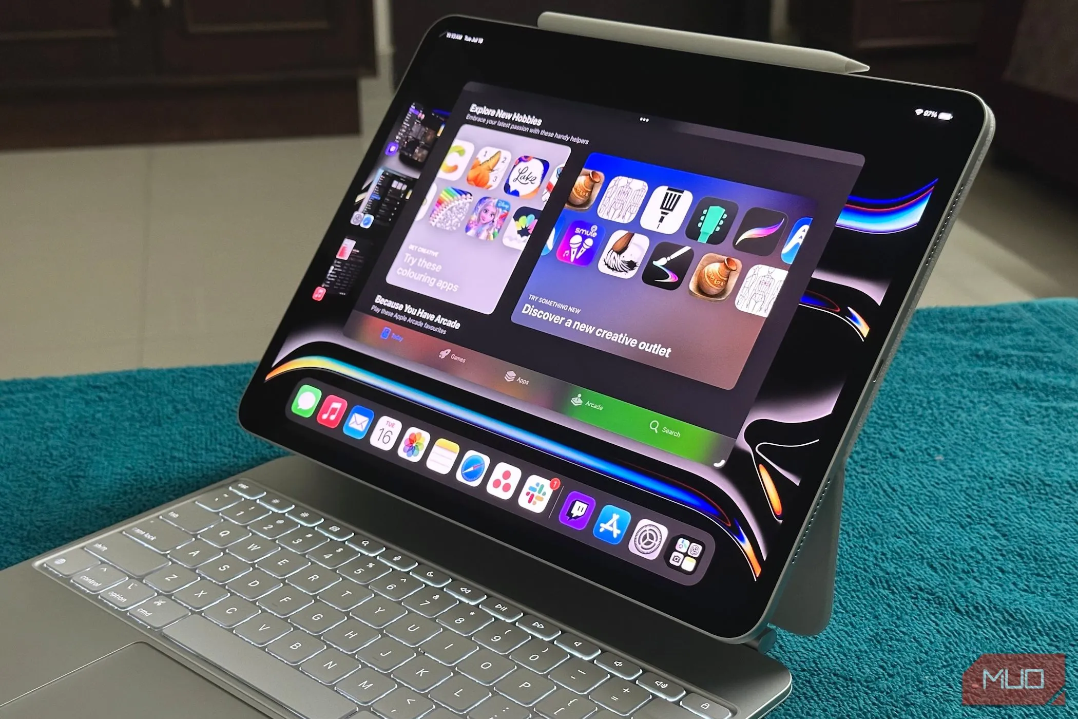 Tính năng Stage Manager hoạt động trên iPad Pro kết nối với bàn phím Magic Keyboard, minh họa khả năng tương thích phụ kiện