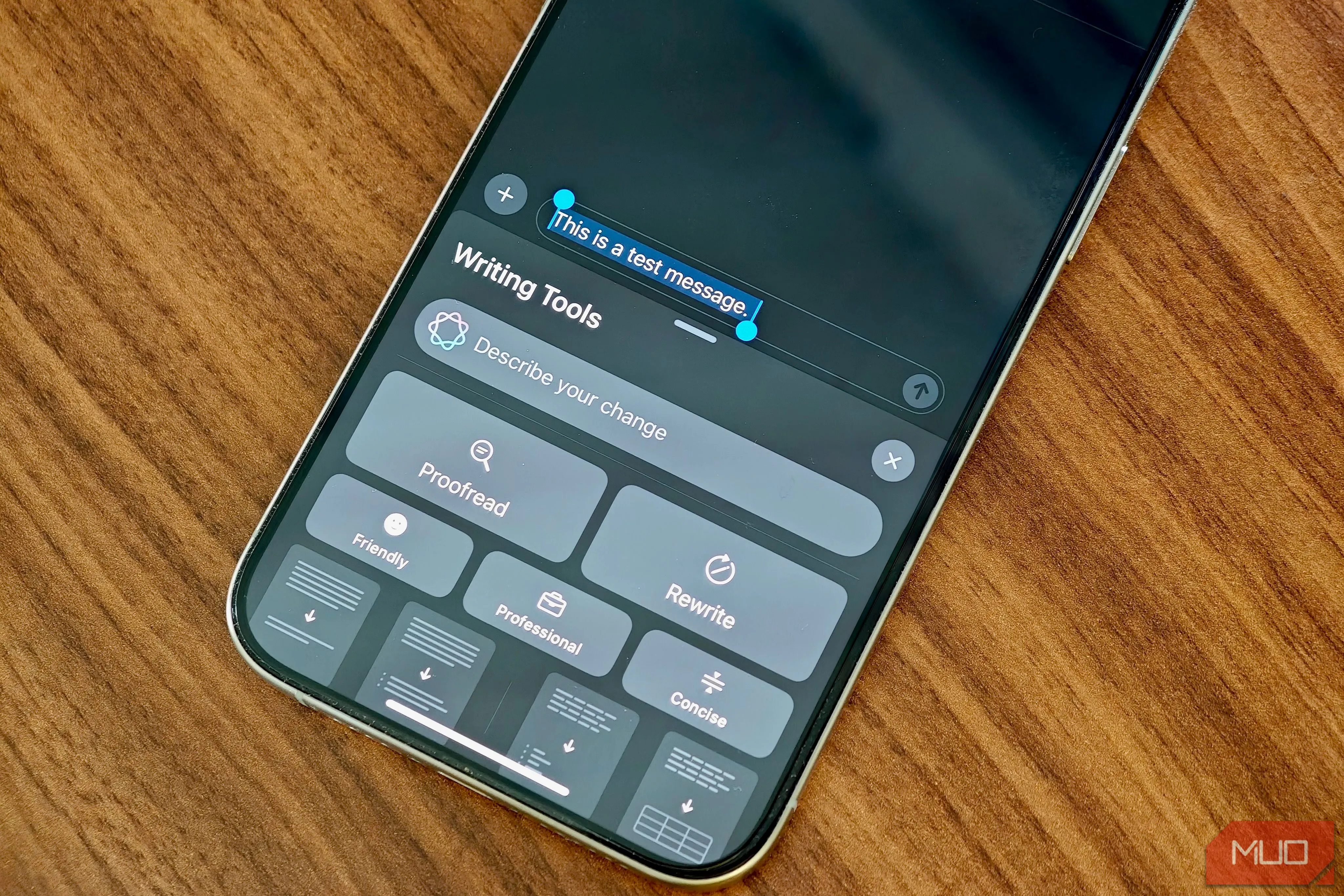 Tính năng trợ lý viết thông minh của AI trên iPhone, giúp người dùng soạn thảo và chỉnh sửa văn bản dễ dàng