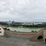 Toàn cảnh thành phố với sông nước nhìn từ lâu đài, minh họa chế độ panorama truyền thống