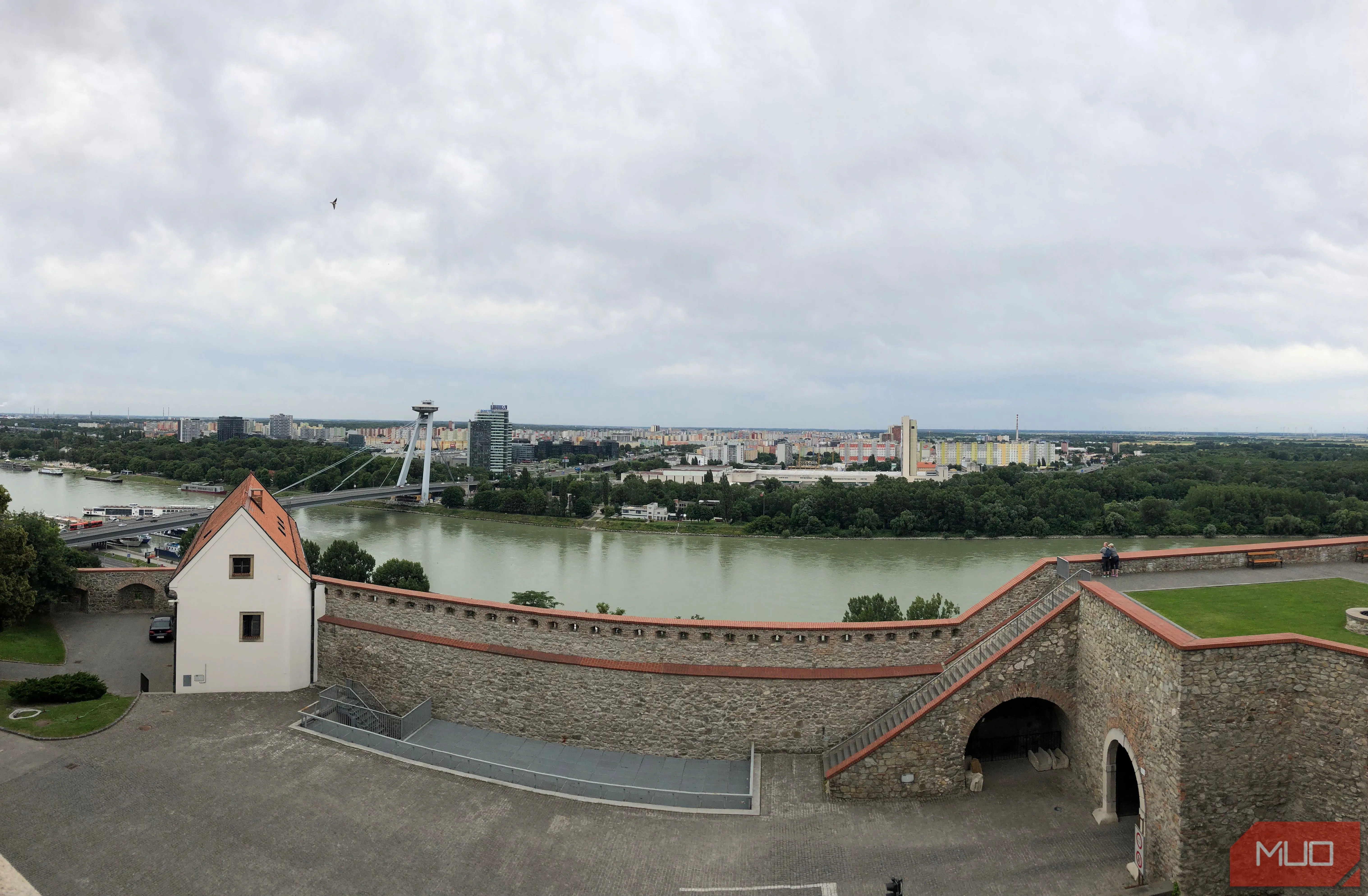 Toàn cảnh thành phố với sông nước nhìn từ lâu đài, minh họa chế độ panorama truyền thống