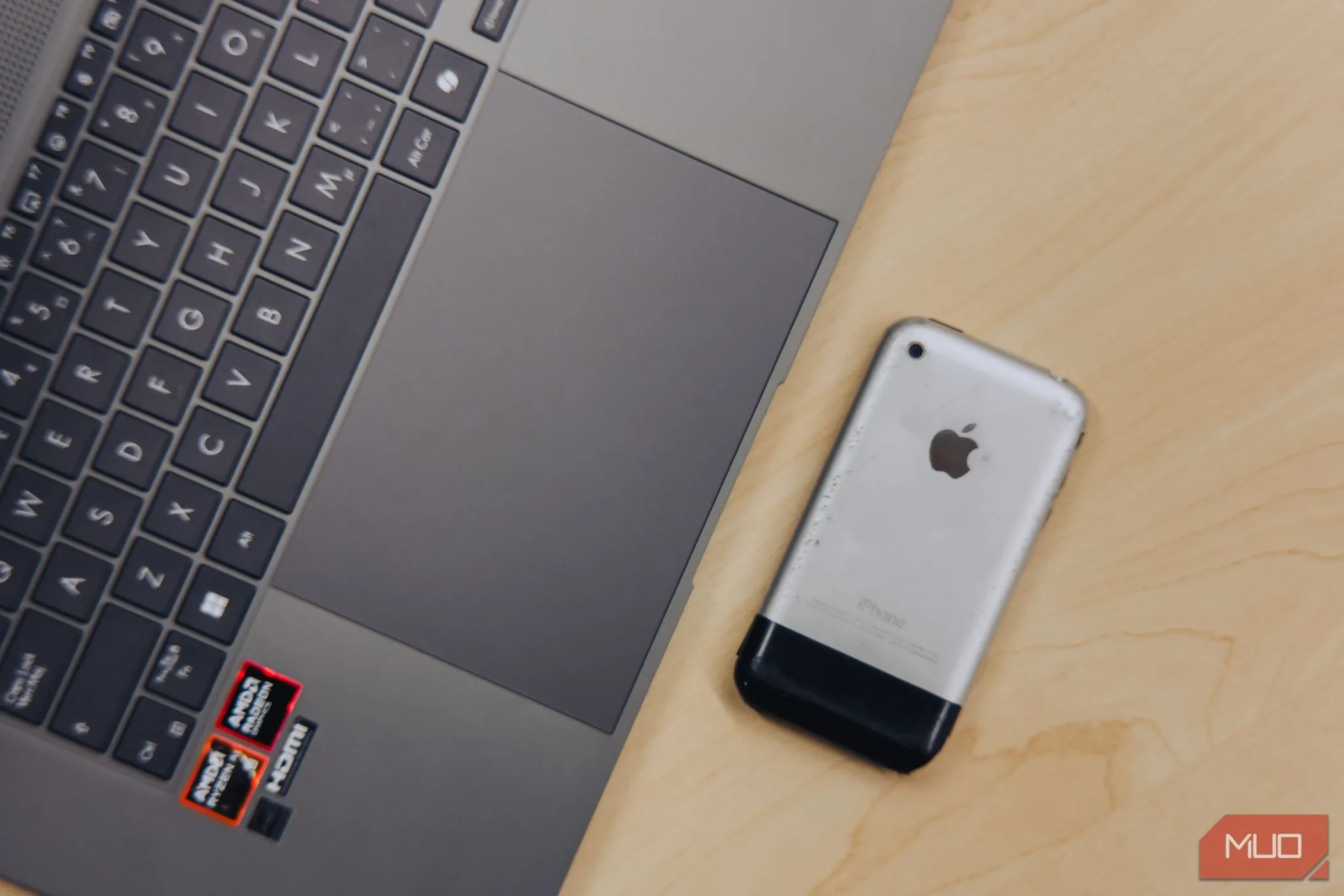 Trackpad siêu rộng rãi của ASUS Zenbook S 16 OLED so với iPhone 2G