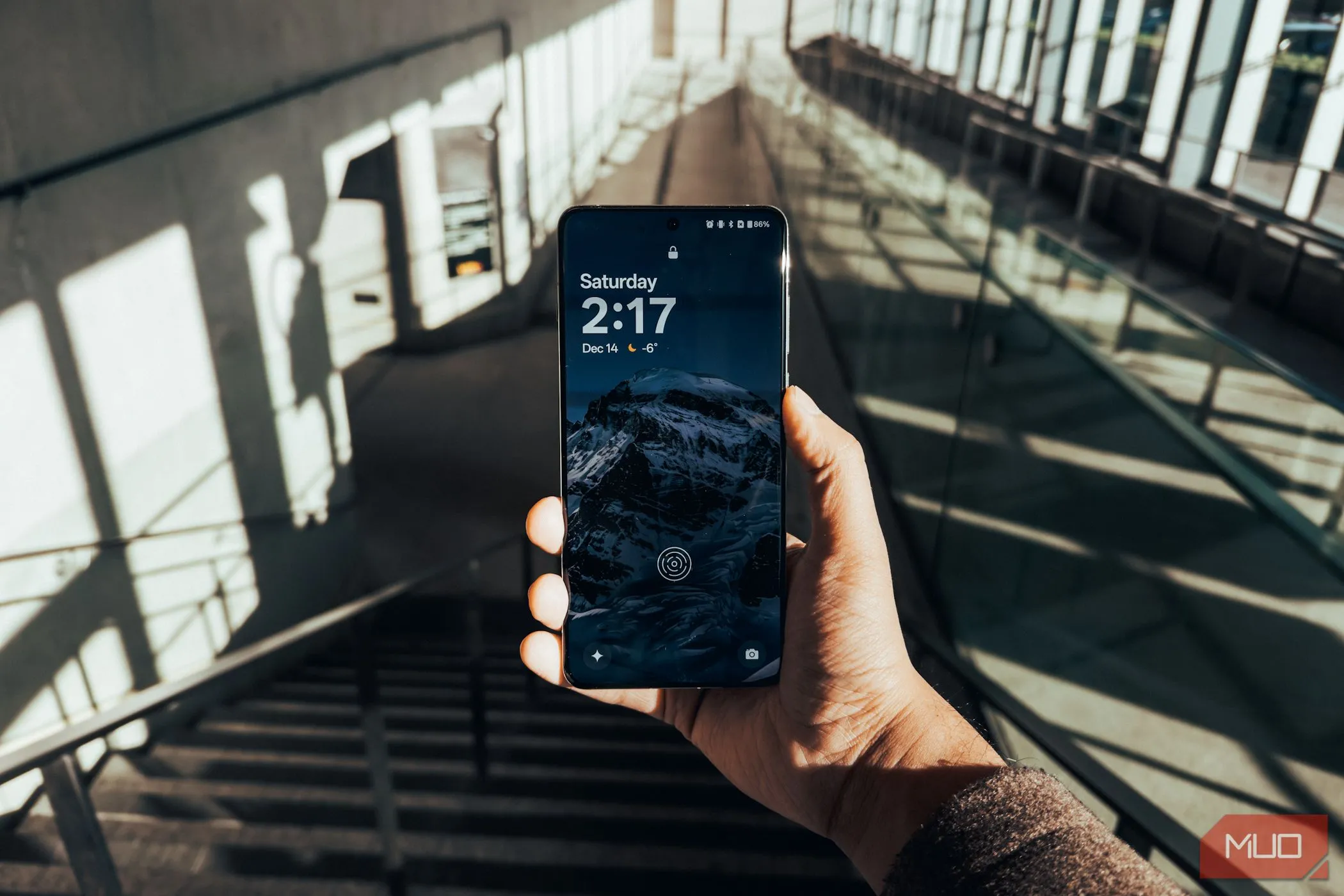 Trải nghiệm hiển thị sắc nét của màn hình OnePlus 13 khi cầm trên tay.