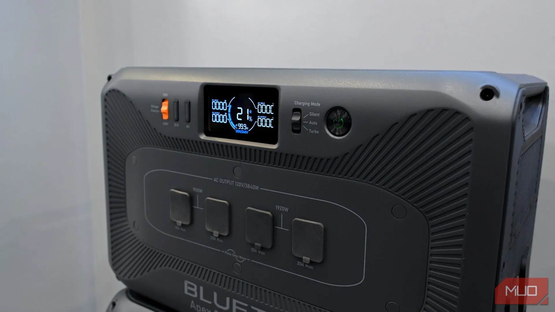 Trạm năng lượng di động Bluetti Apex 300 mới ra mắt tại CES 2025