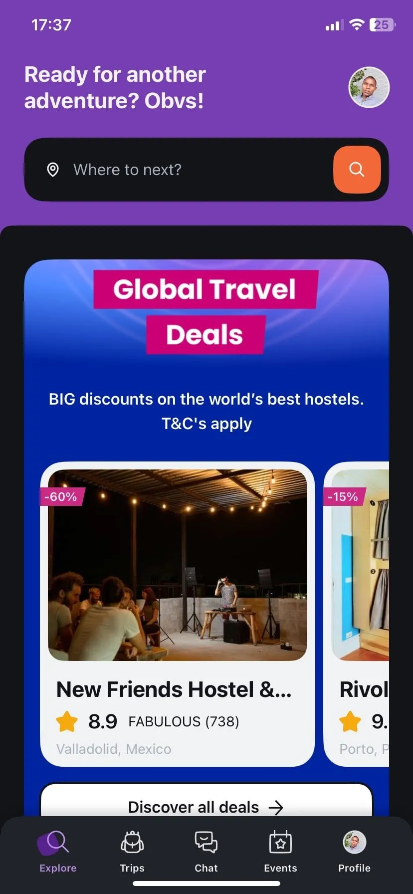 Trang chủ ứng dụng Hostelworld với giao diện thân thiện, giúp người du lịch solo dễ dàng tìm kiếm và đặt phòng các nhà trọ (hostel) phù hợp với ngân sách và mong muốn giao lưu.
