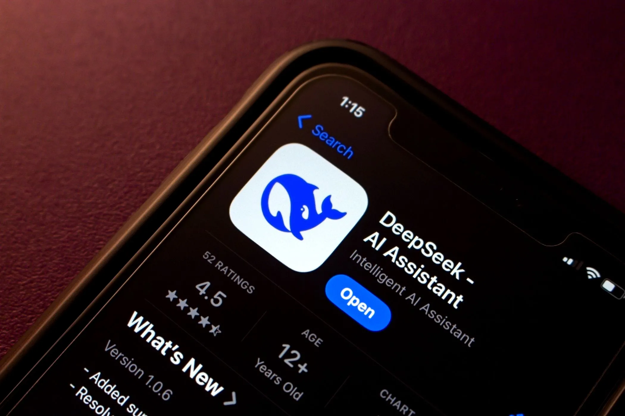 Trang tải ứng dụng chatbot AI DeepSeek trên Apple App Store, minh họa sự cần thiết của việc kiểm tra kỹ trước khi cài đặt ứng dụng.