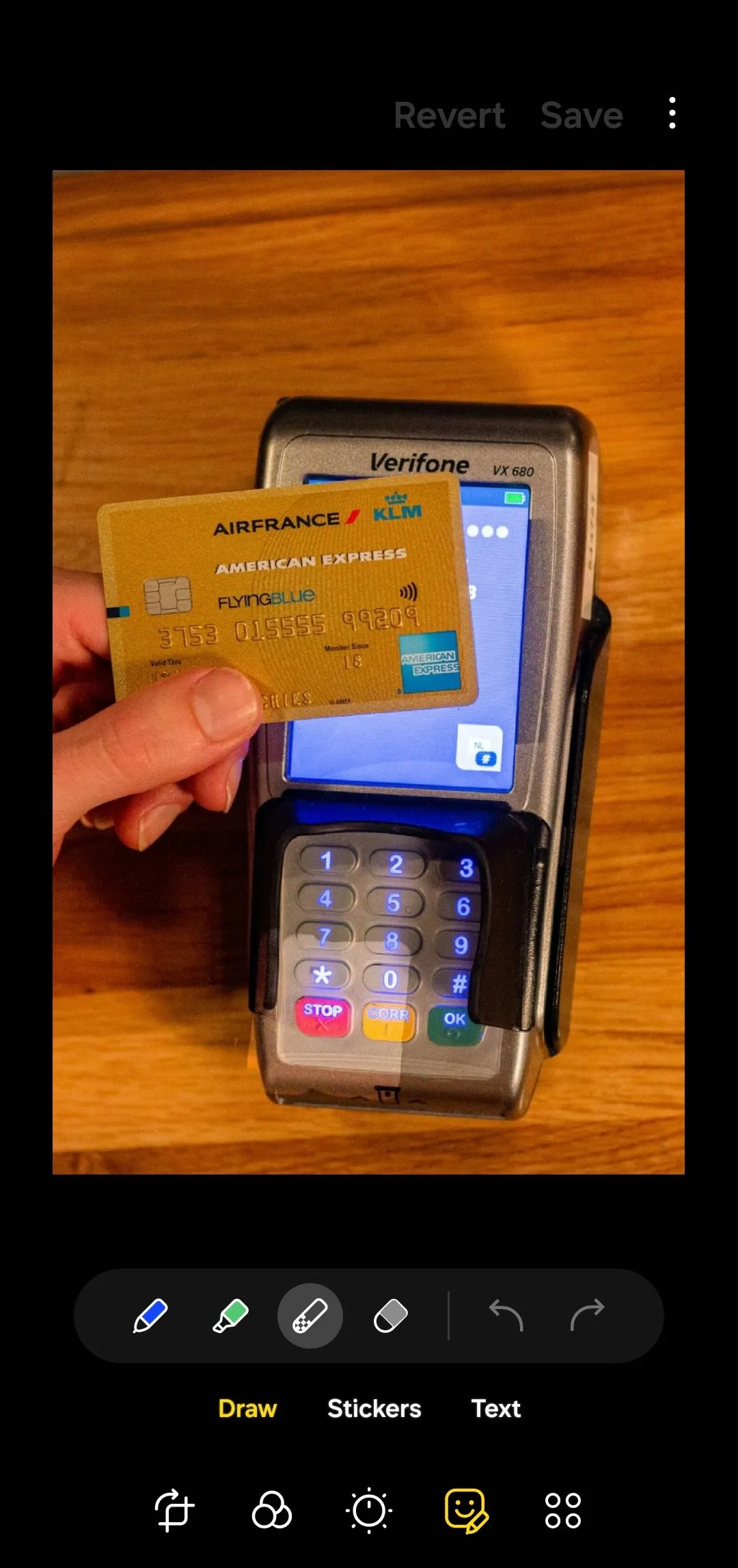 Trình chỉnh sửa ảnh trong ứng dụng Thư viện (Gallery) của Samsung Galaxy hiển thị ảnh thẻ tín dụng, sẵn sàng để làm mờ các chi tiết nhạy cảm.