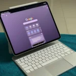 Trình duyệt Google Chrome trên iPad Pro gắn với Magic Keyboard, thể hiện nỗ lực biến tablet thành công cụ làm việc nhưng còn nhiều bất tiện