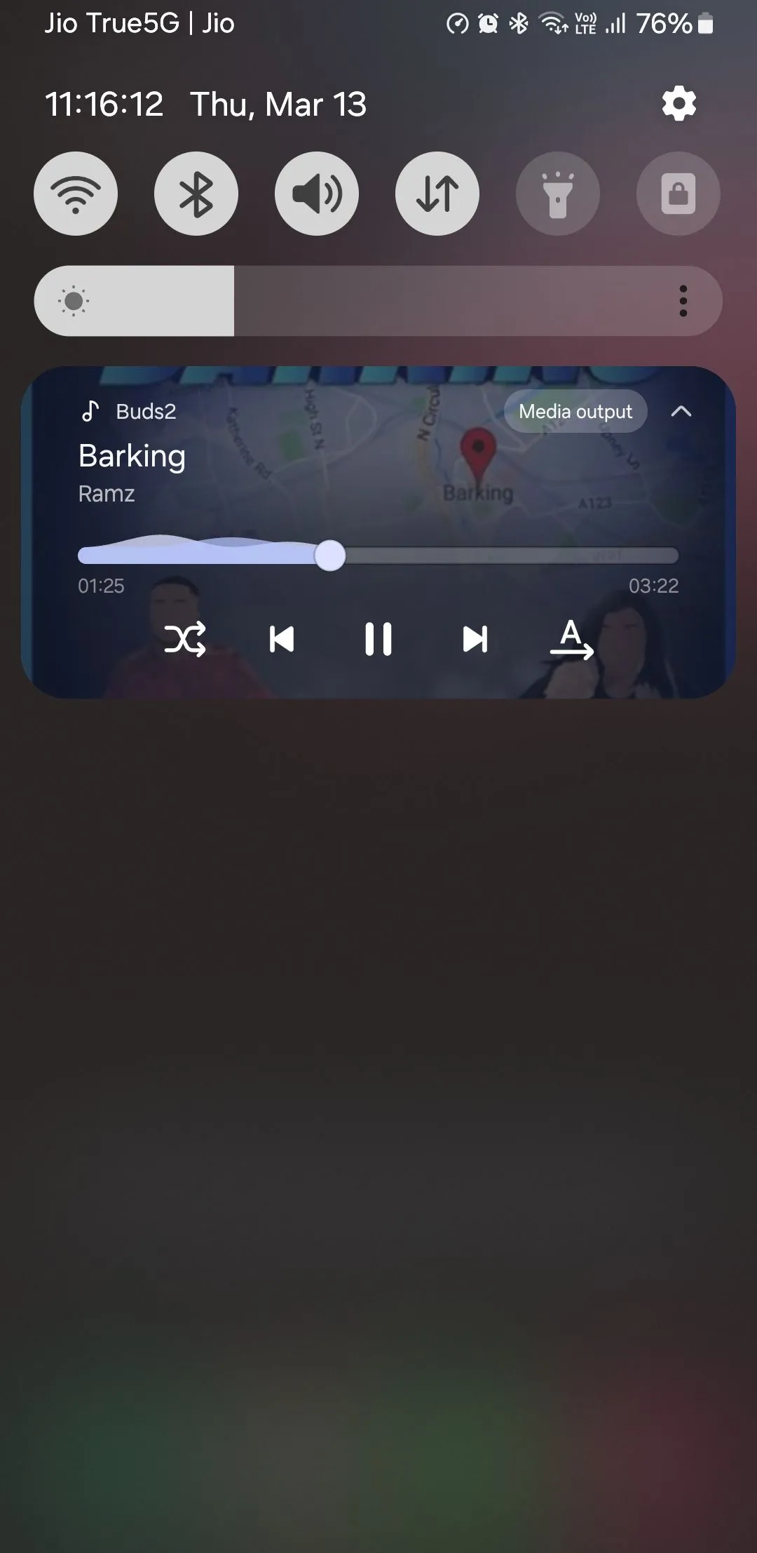 Trình phát nhạc hiển thị trong bảng thông báo trên điện thoại Samsung Galaxy, thể hiện khả năng điều khiển âm thanh.