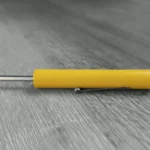 Tua vít vàng nổi bật trên nền gỗ xám khi dùng hiệu ứng Spot Color