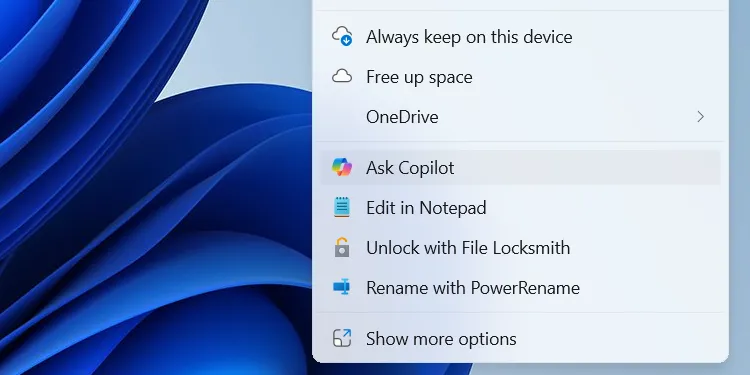 Tùy chọn Ask Copilot trong menu chuột phải của File Explorer trên Windows.