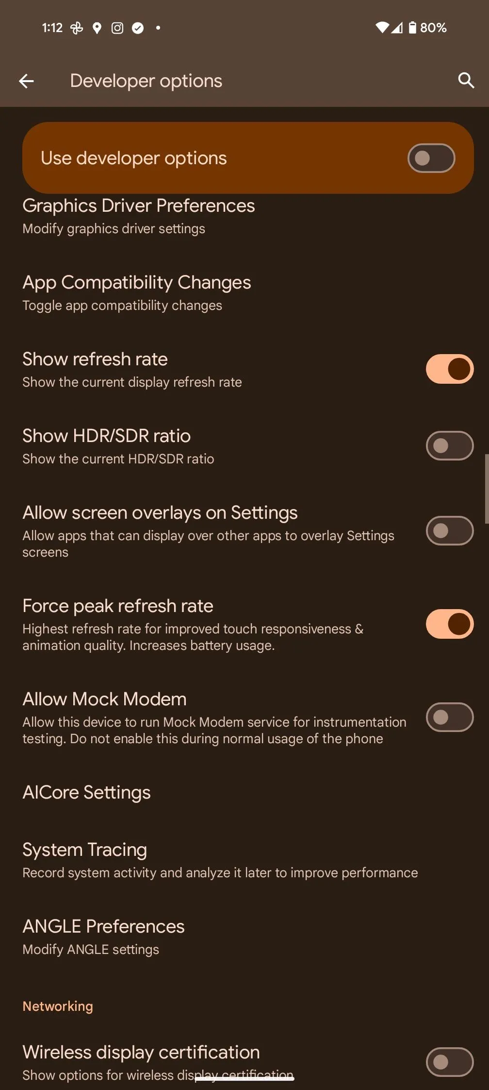 Tùy chọn Buộc Tần số Quét Đỉnh trong Developer Options trên Android
