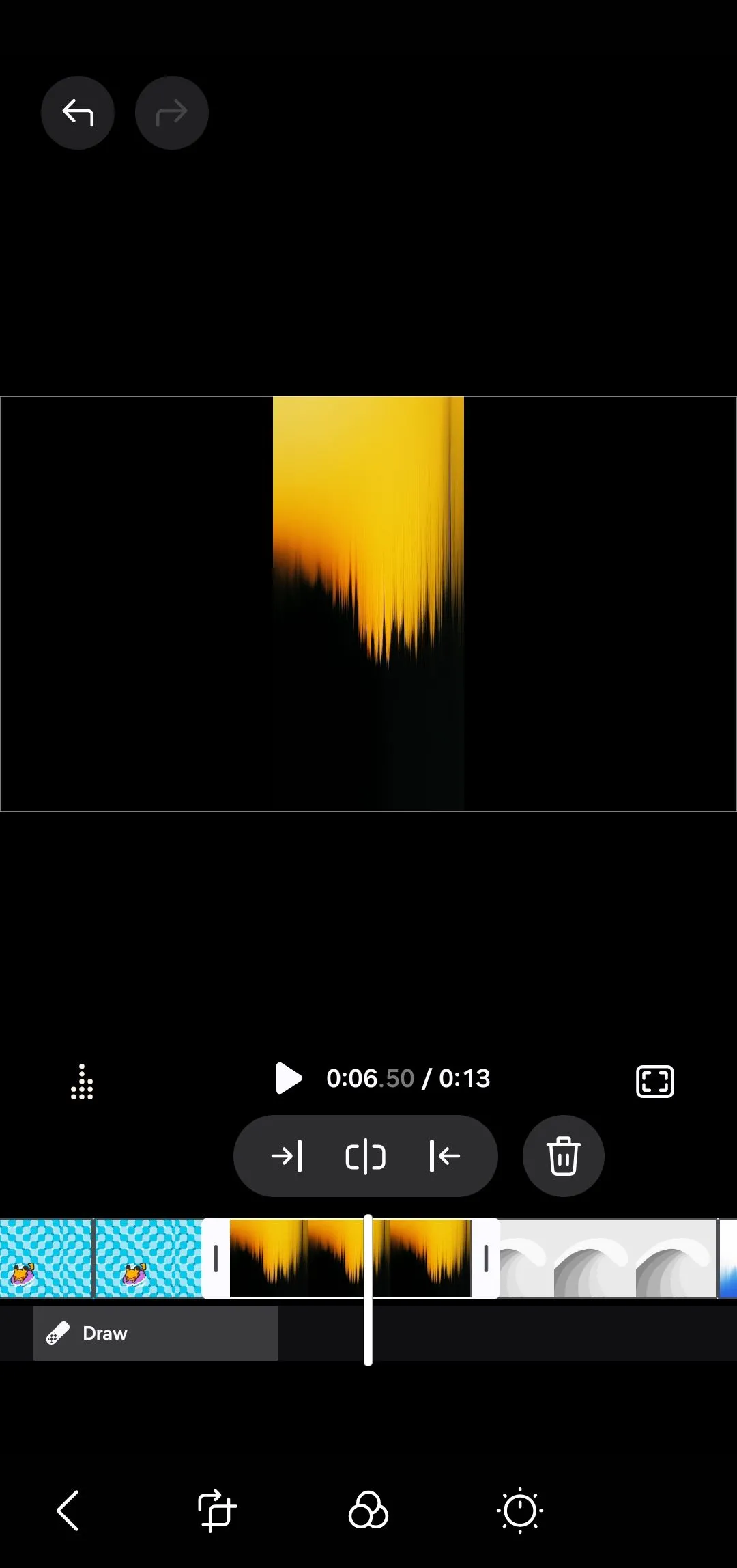 Tùy chọn cắt (Split) và xóa (Trash) một đoạn video trong dòng thời gian của Samsung Studio trên điện thoại Galaxy, hỗ trợ cắt ghép video dễ dàng.