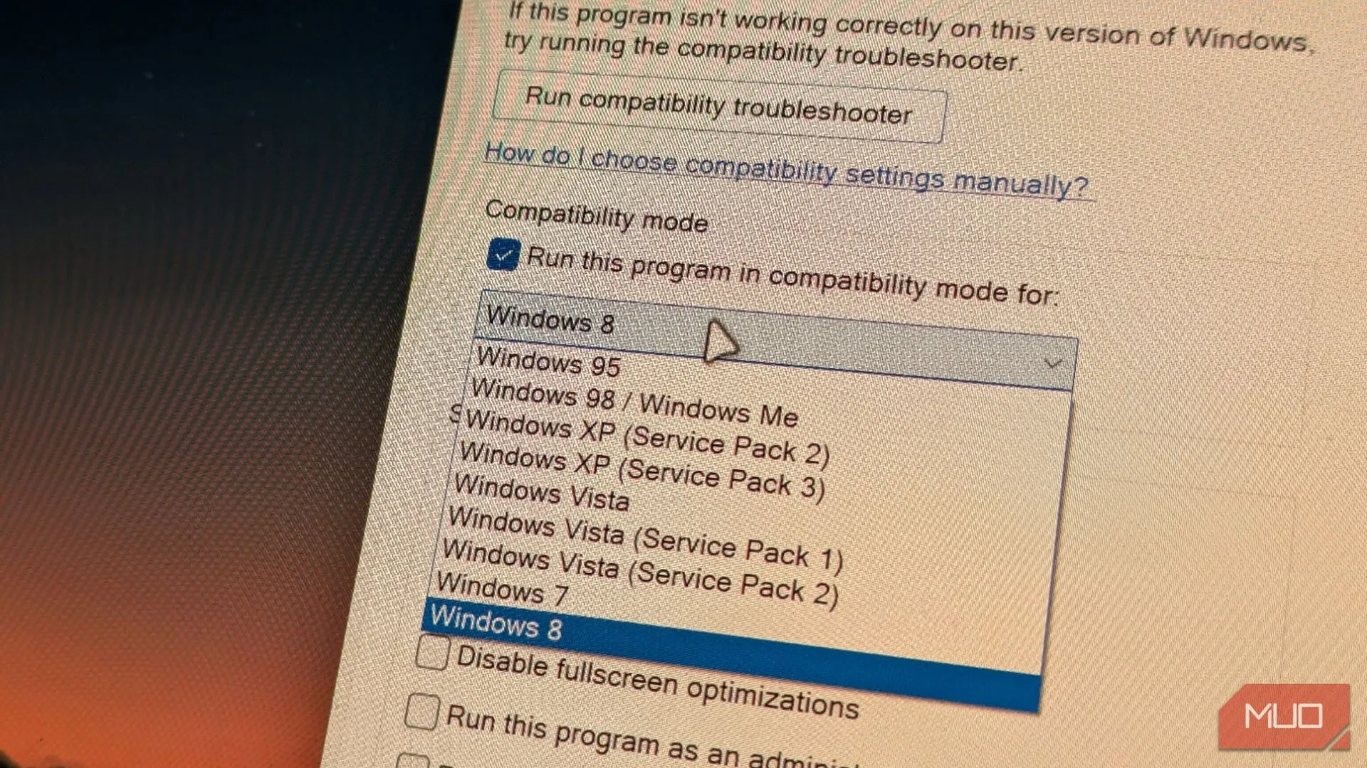 Tùy chọn chế độ tương thích Windows 11 với menu thả xuống lựa chọn phiên bản Windows