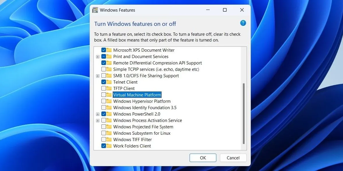 Tùy chọn nền tảng máy ảo (Virtual Machine Platform) trong Windows Features, minh họa việc tắt các tính năng không cần thiết để giảm bề mặt tấn công ransomware.