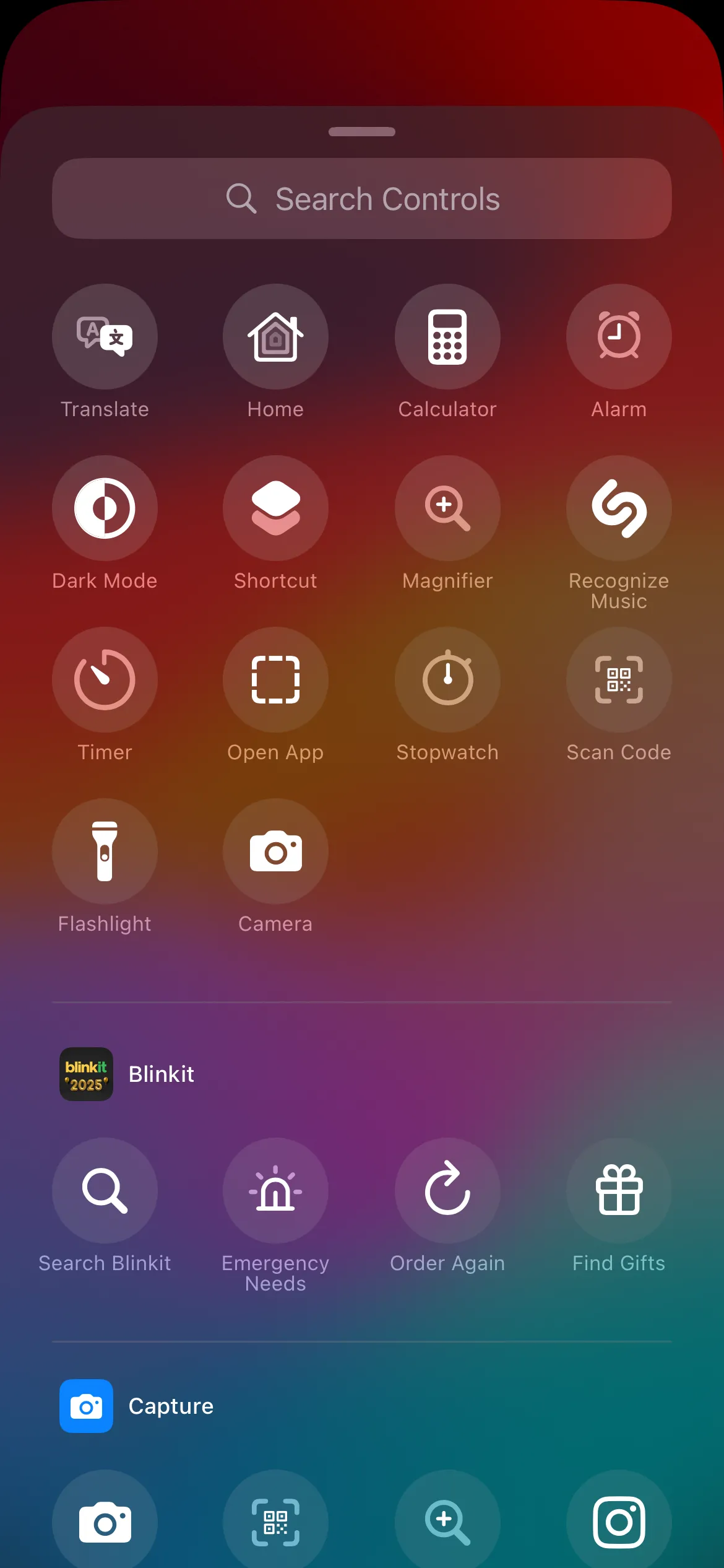 Tùy chọn phím tắt trên màn hình khóa iPhone sau khi nhấn giữ để tùy chỉnh.