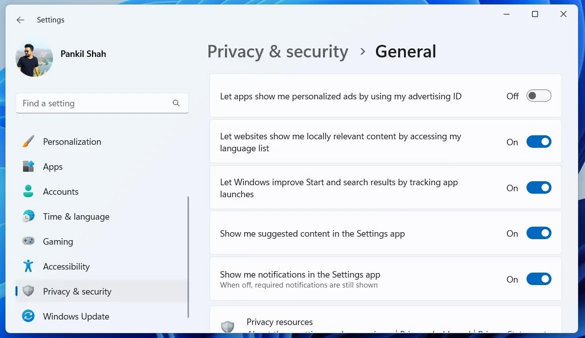 Tùy chọn tắt theo dõi quảng cáo cá nhân hóa thông qua ID quảng cáo trong cài đặt bảo mật Windows 11.