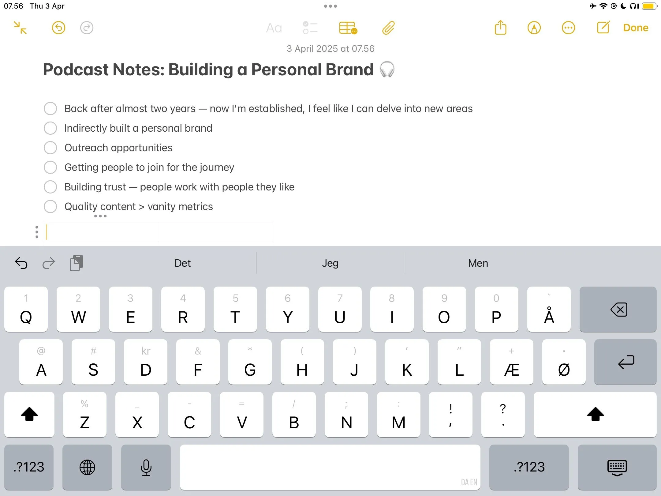 Ứng dụng Apple Notes đang được sử dụng để ghi chú trên iPhone
