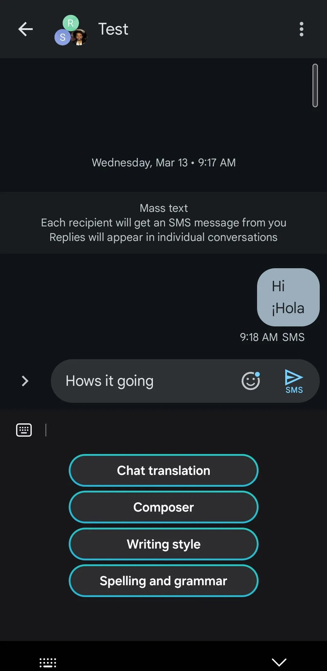 Ứng dụng bàn phím Samsung hiển thị tính năng kiểm tra ngữ pháp và chính tả Chat Assist