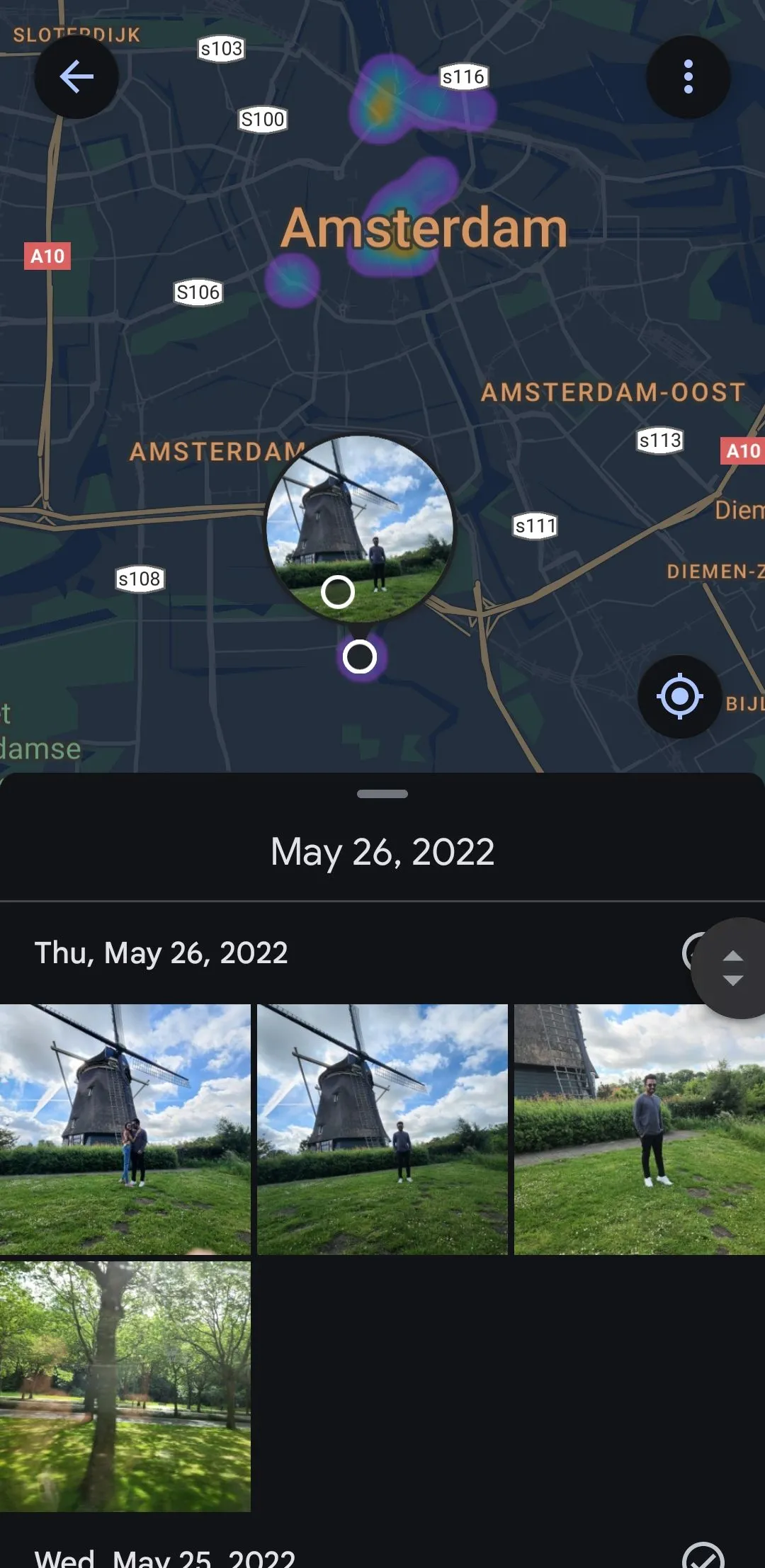 Ứng dụng Google Photos hiển thị bản đồ Amsterdam với các điểm được gắn thẻ vị trí ảnh chụp.