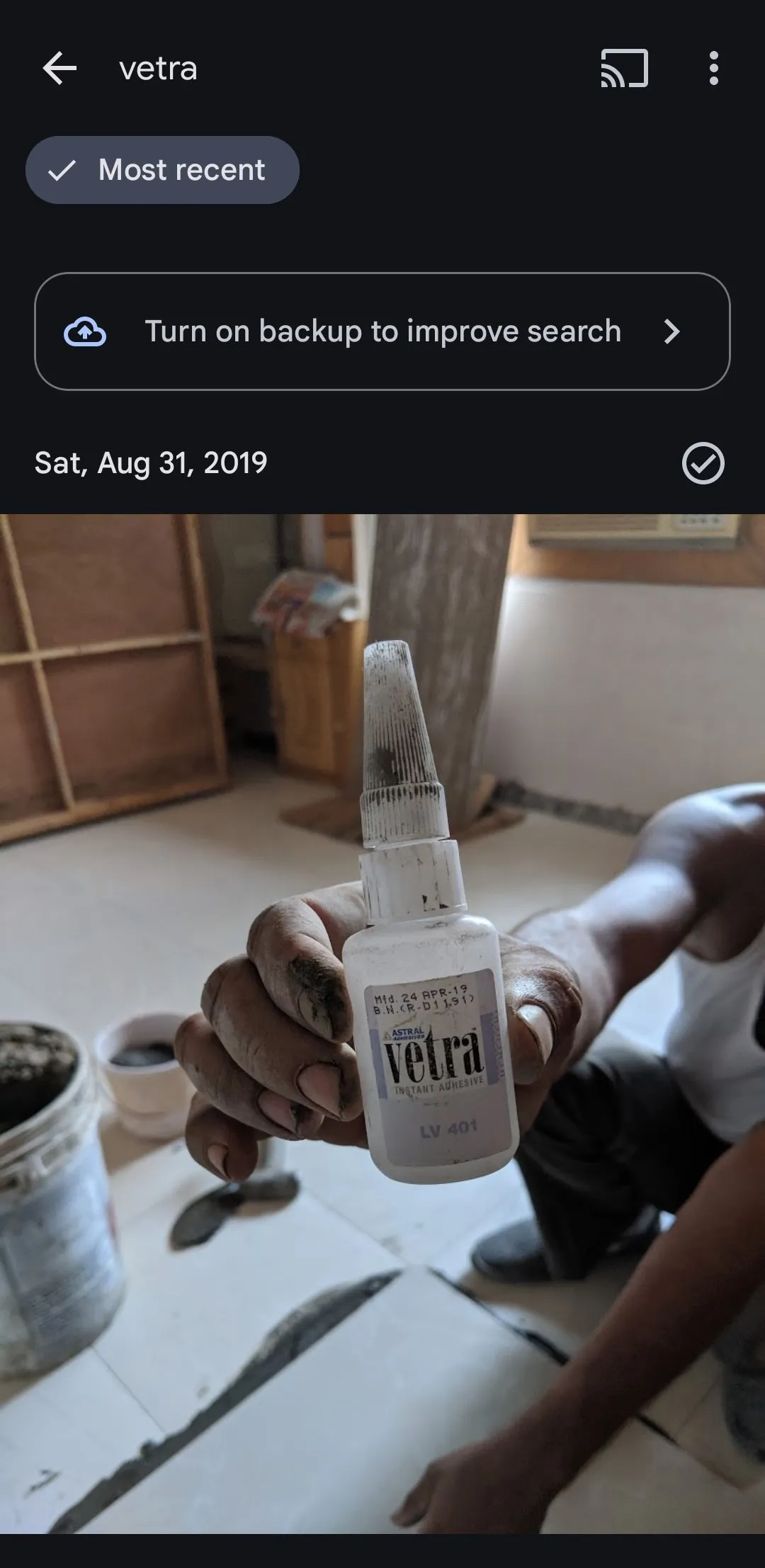 Ứng dụng Google Photos hiển thị một bức ảnh chứa văn bản 'vetra' được tìm thấy bằng công nghệ OCR.