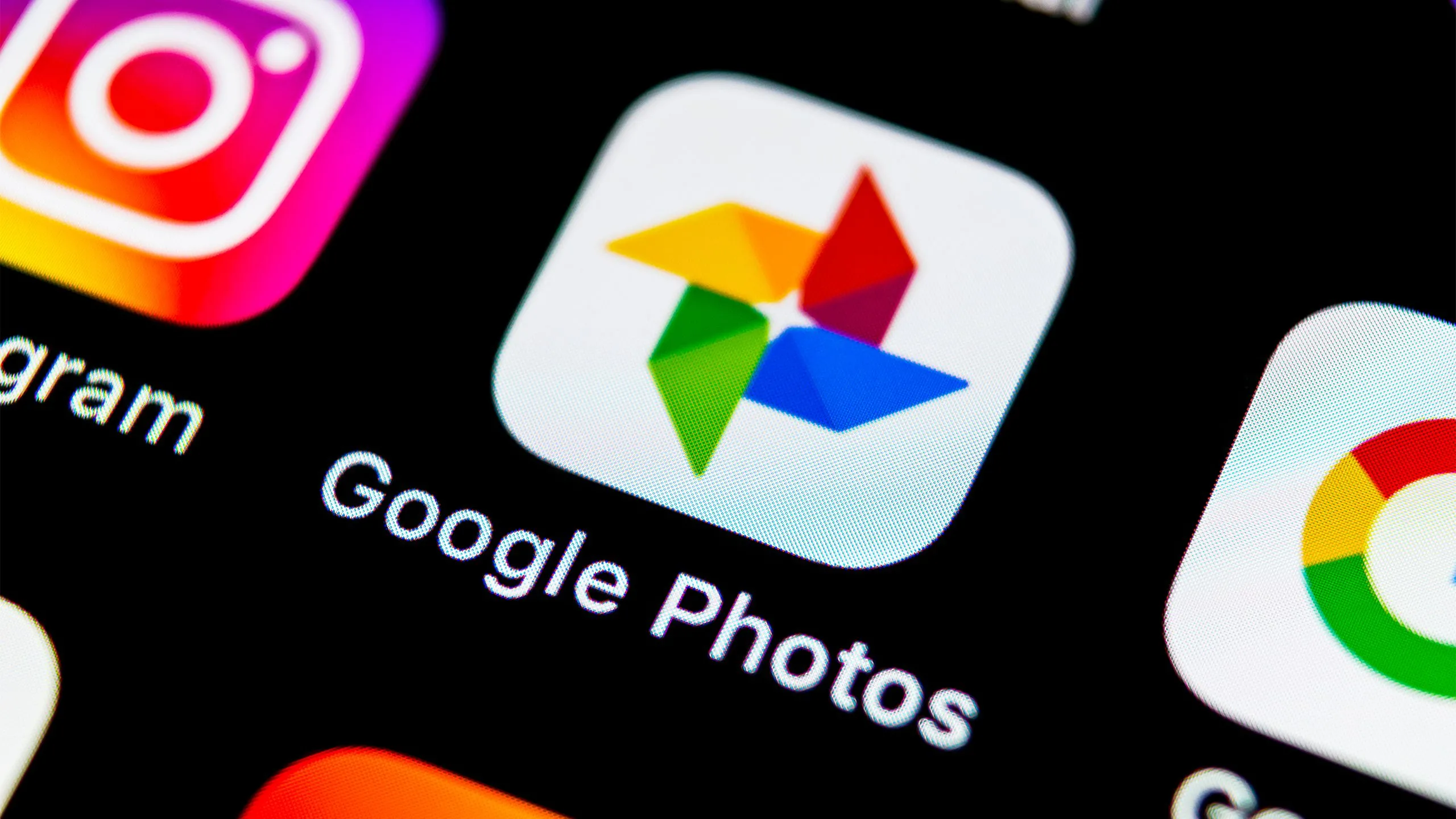 Ứng dụng Google Photos trên điện thoại hiển thị giao diện xem ảnh và video, tối ưu cho lưu trữ đám mây.