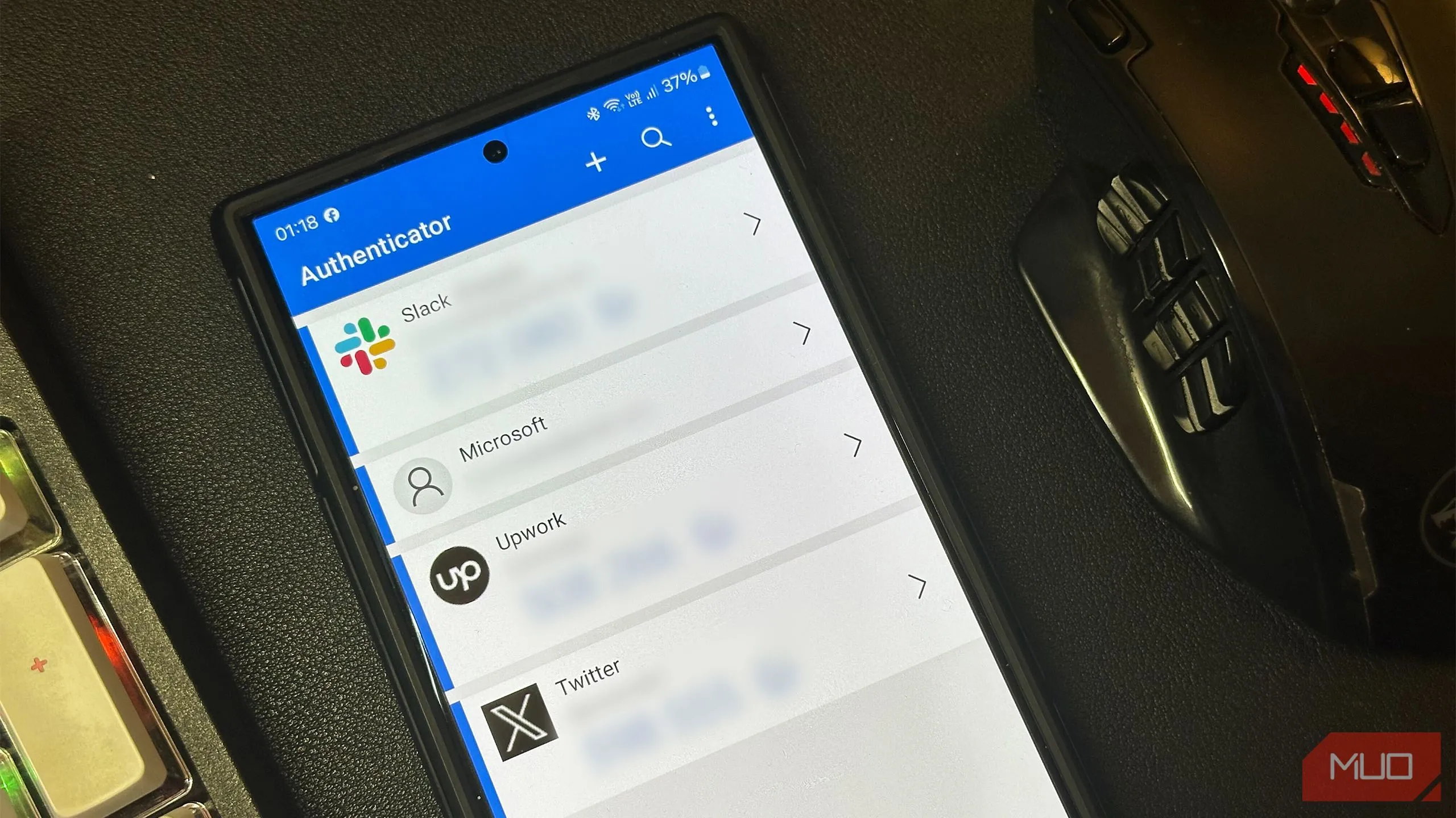 Ứng dụng Microsoft Authenticator trên điện thoại Samsung Galaxy S24 Ultra, minh họa cho xác thực 2 yếu tố khi thay đổi mật khẩu