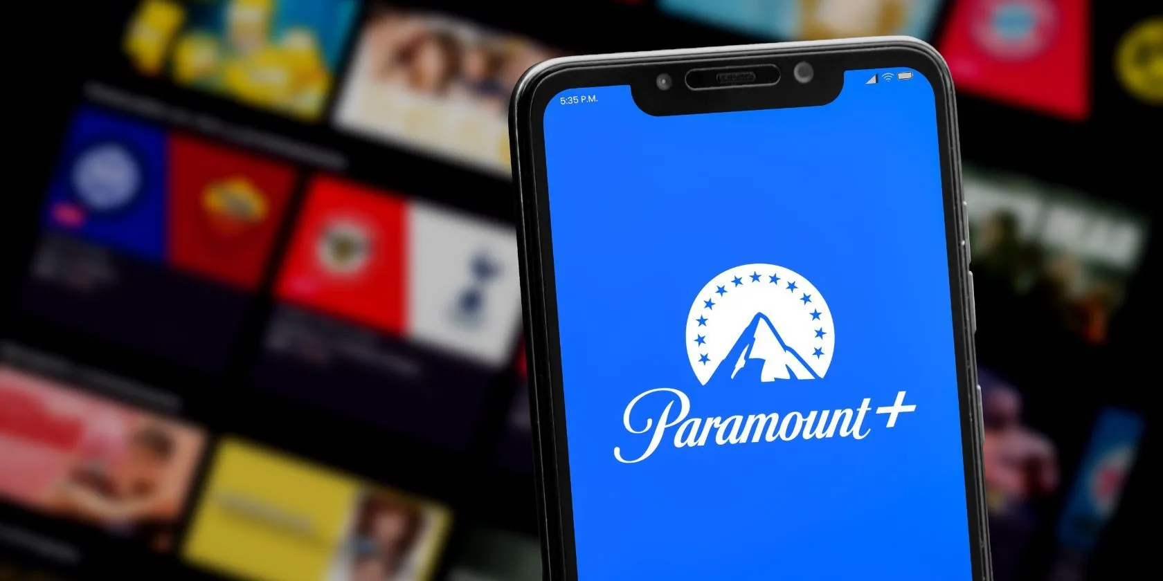 Ứng dụng Paramount Plus hiển thị trên điện thoại thông minh với logo nổi bật