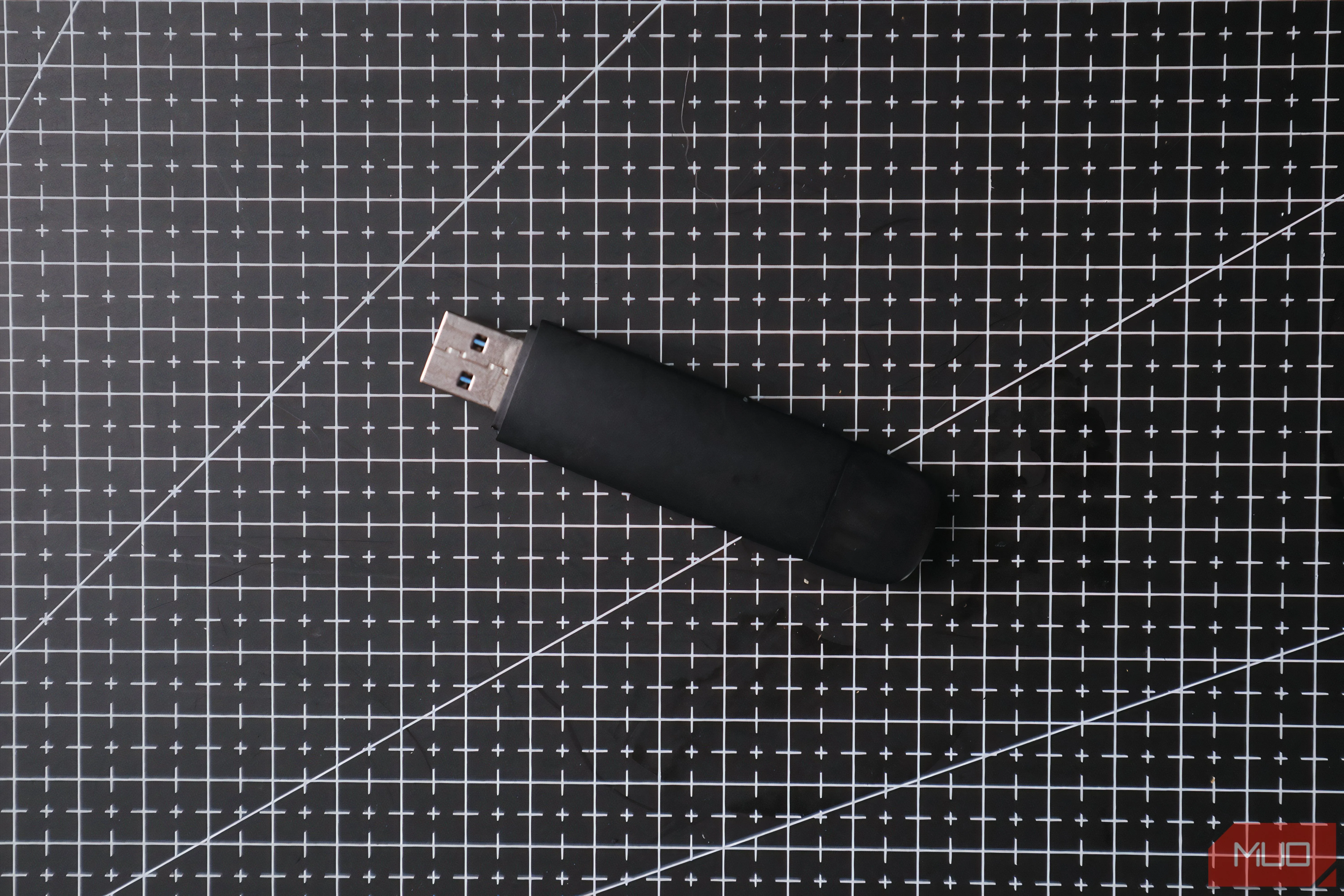 USB flash drive dùng cho việc sửa chữa và cài đặt máy tính.