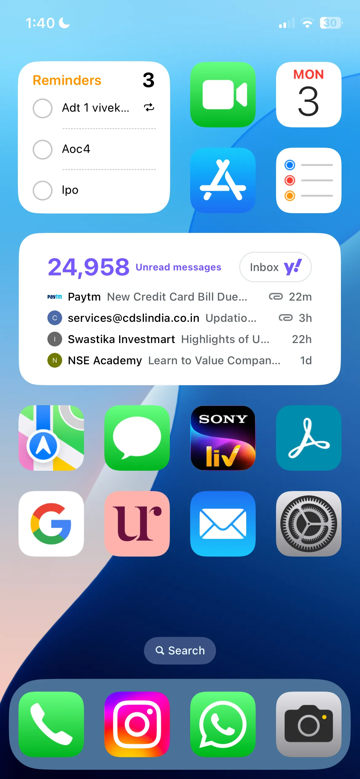 Ví dụ về widget Mail và Ghi chú được đặt trên màn hình chính iPhone