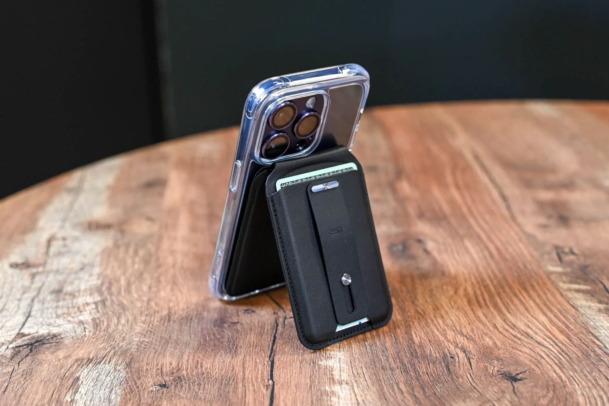Ví MagSafe ESR HaloLock dùng làm chân đế iPhone