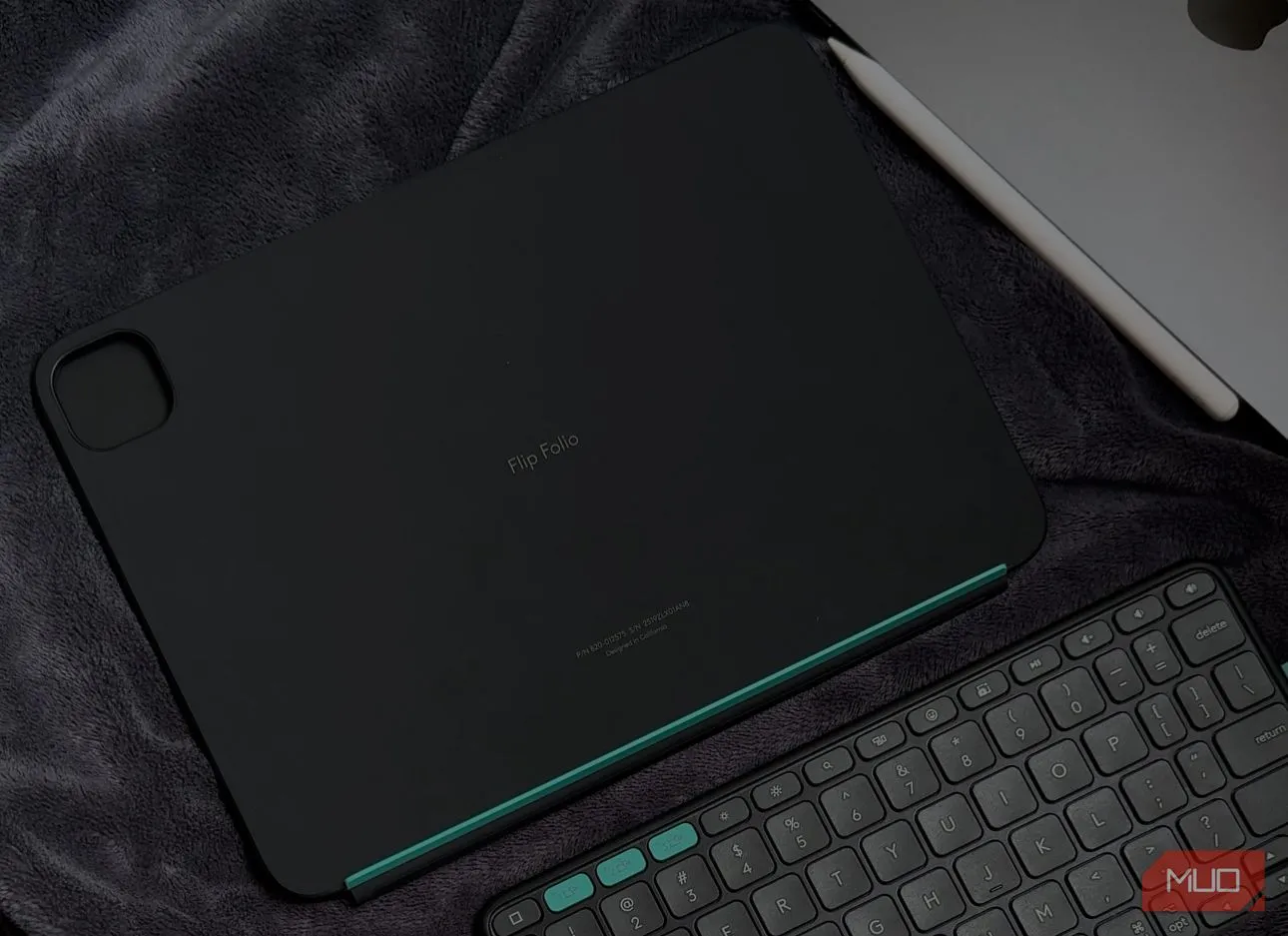 Vỏ bàn phím Logitech Flip Folio đặt cạnh iPad trên chăn