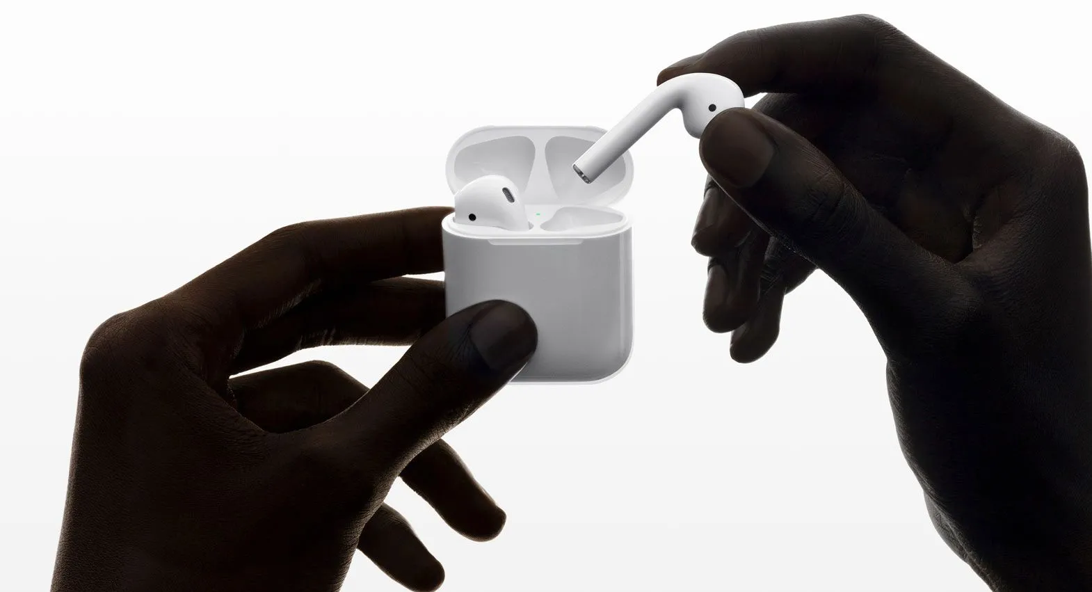 Vỏ sạc của AirPods thế hệ thứ hai với đèn trạng thái bên trong, minh họa thiết kế vuông vắn đặc trưng