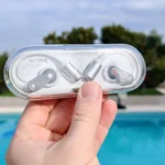 Vỏ sạc của Nothing Ear (open) được cầm trên tay ở ngoài trời
